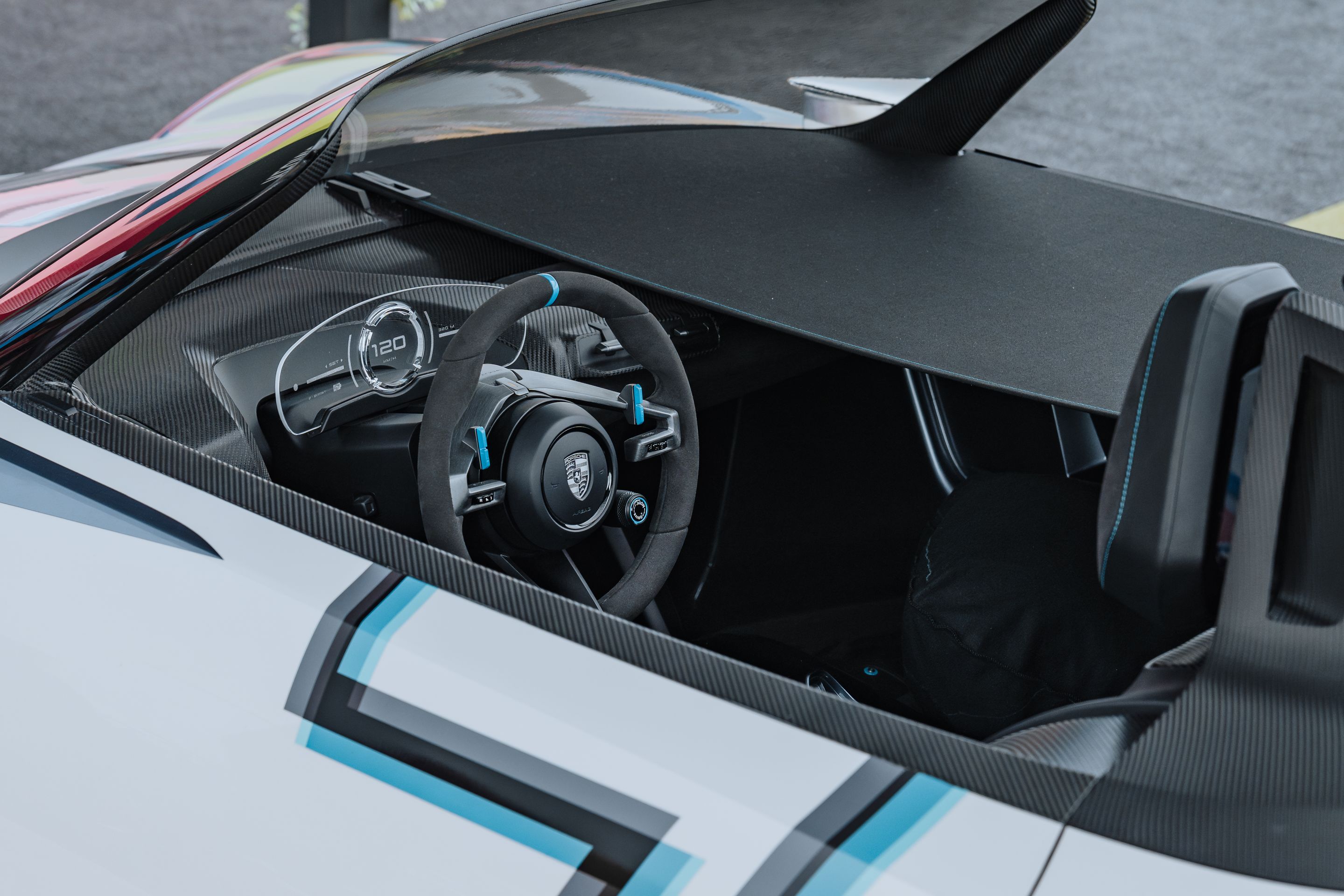 White Porsche 911 996 GT2 with 18" EC-7RS Apex wheels in Anthracite