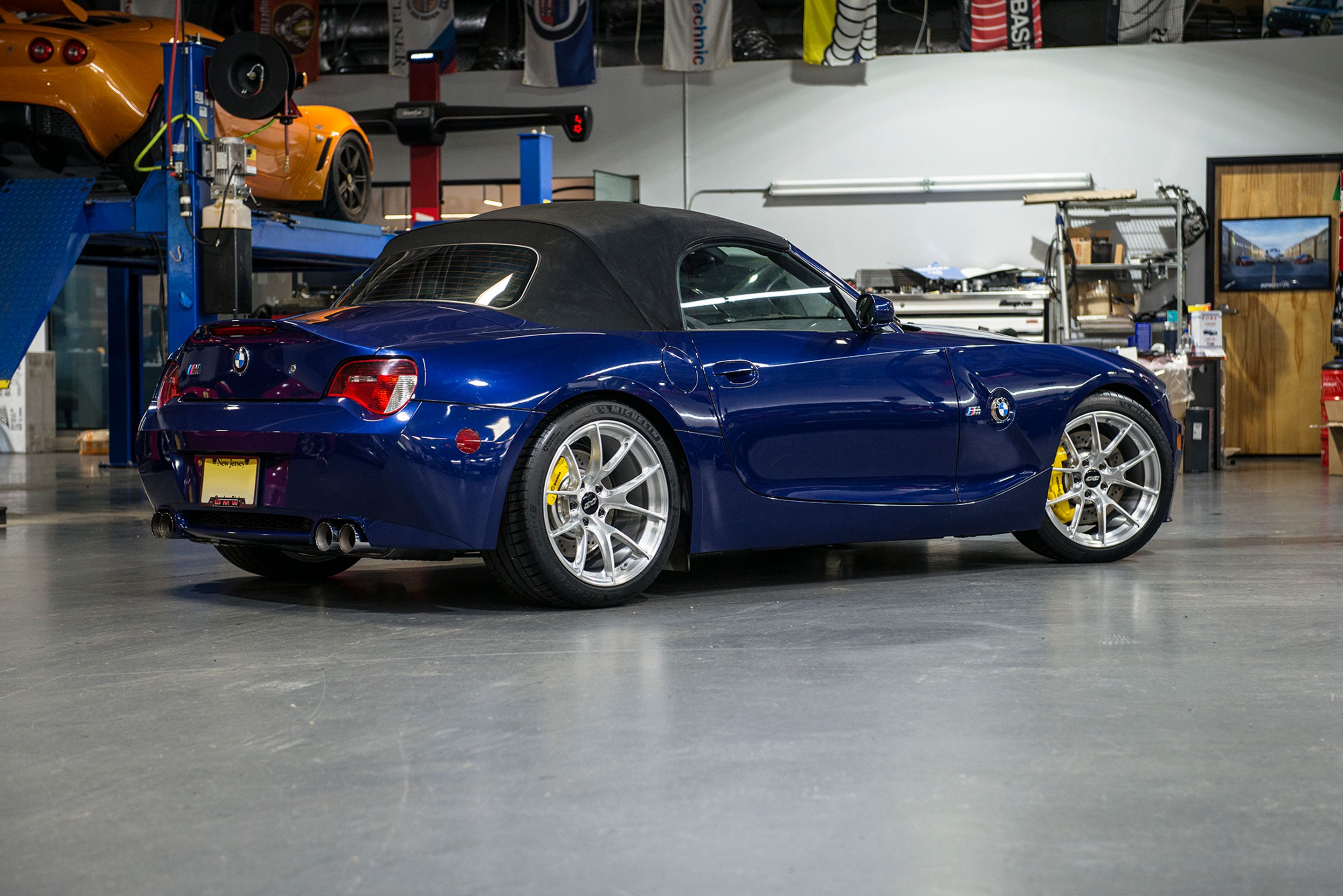 Blue BMW E85 Roadster Z4 M with 18" VS-5RS Apex wheels in Brushed Clear