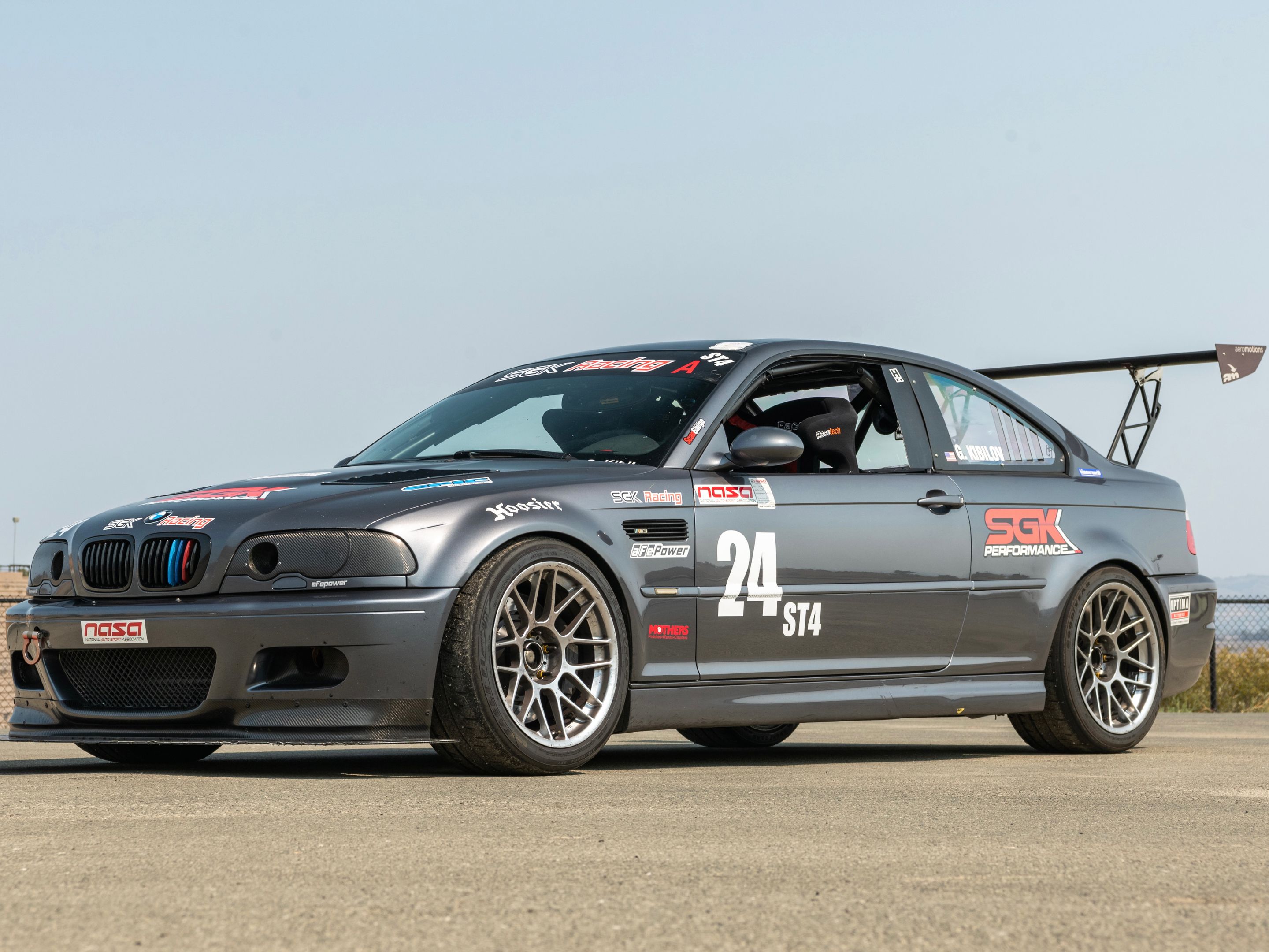 Race Livery BMW E46 M3 with 18" ARC-8 Apex wheels in Hyper Silver