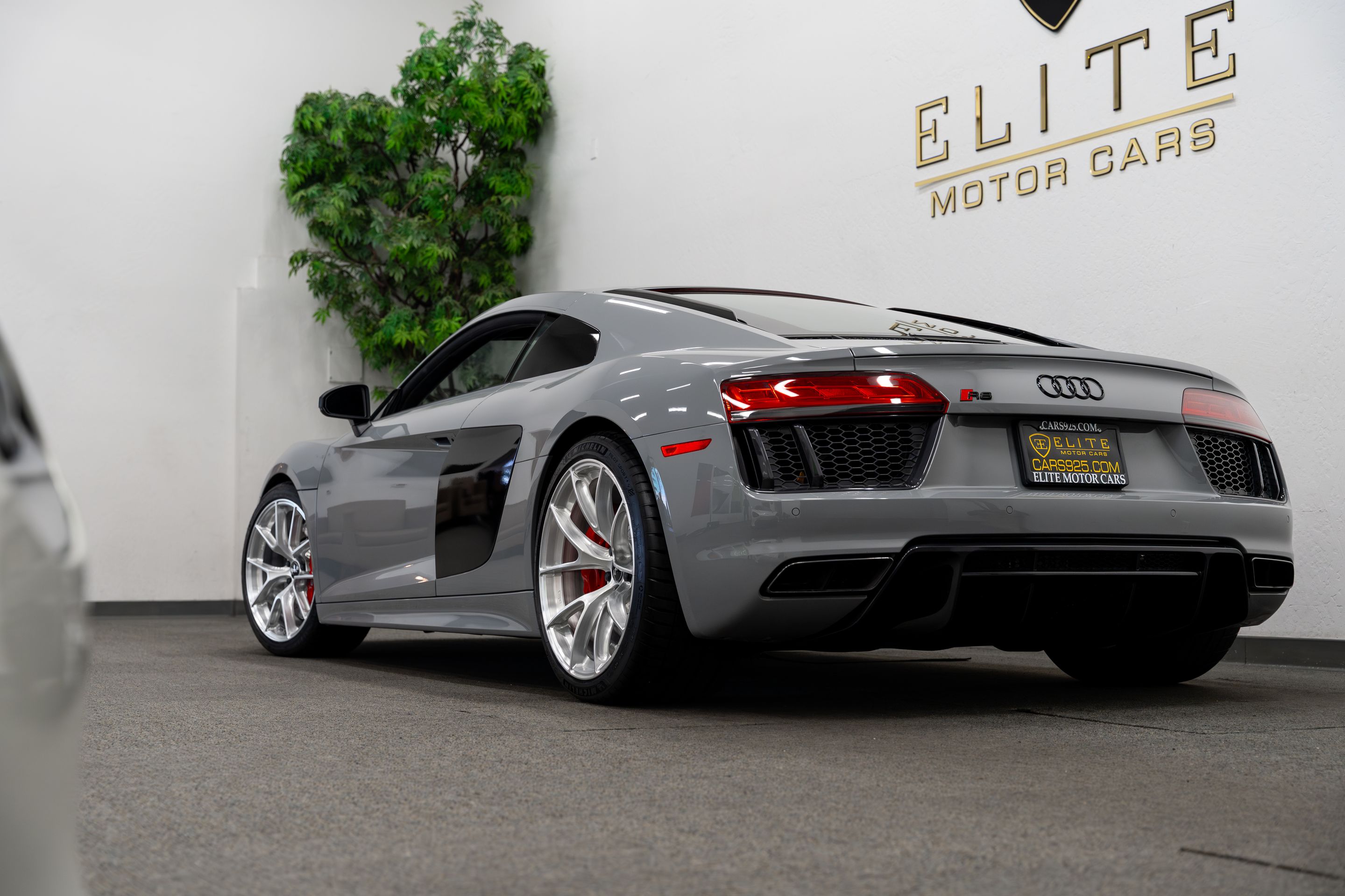 Grey Audi Gen 2 R8 with 19"/20" VS-5RS Apex wheels in Brushed Clear