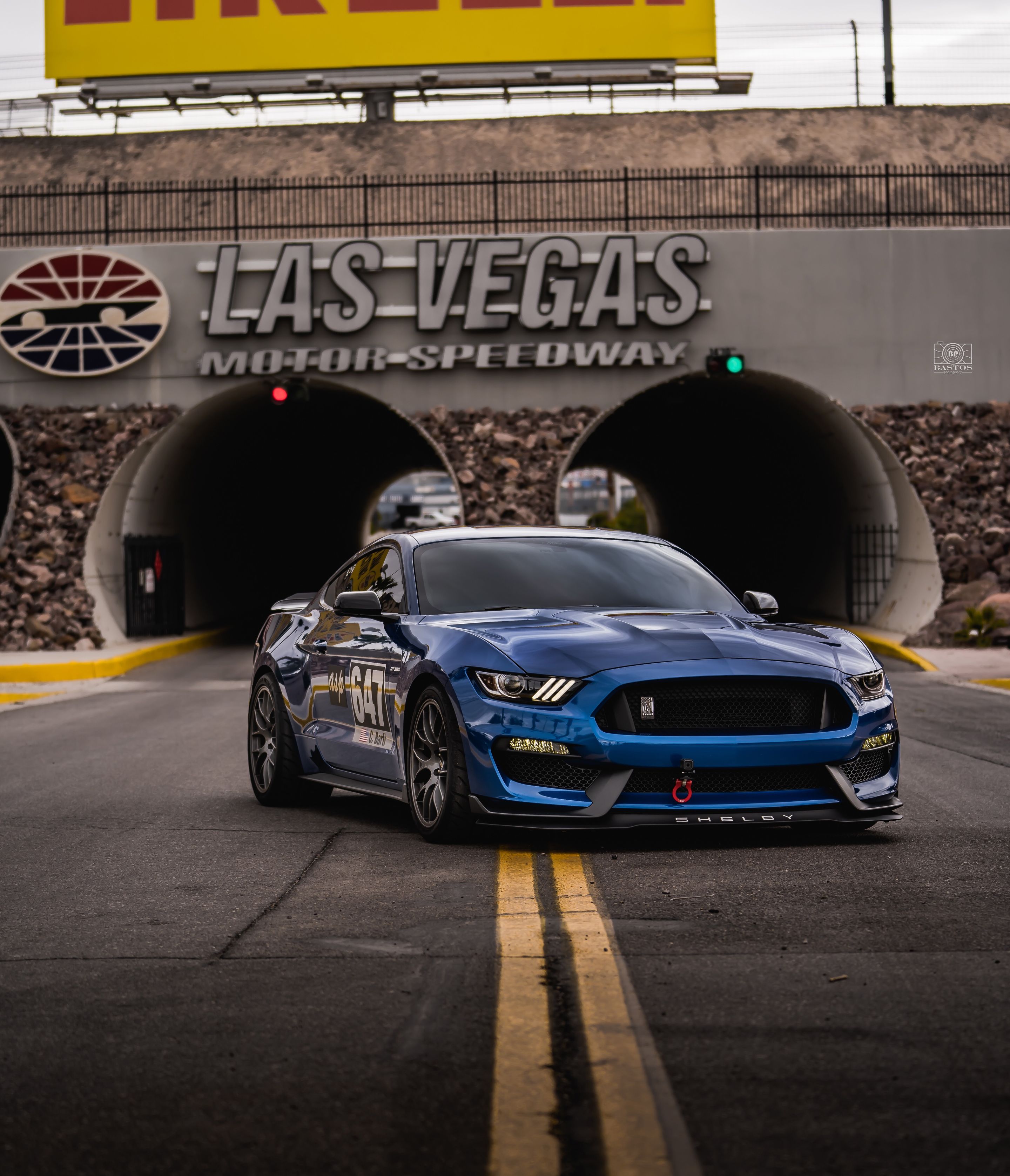 Blue Ford S550 Mustang GT350 with 19" EC-7 Apex wheels in Anthracite
