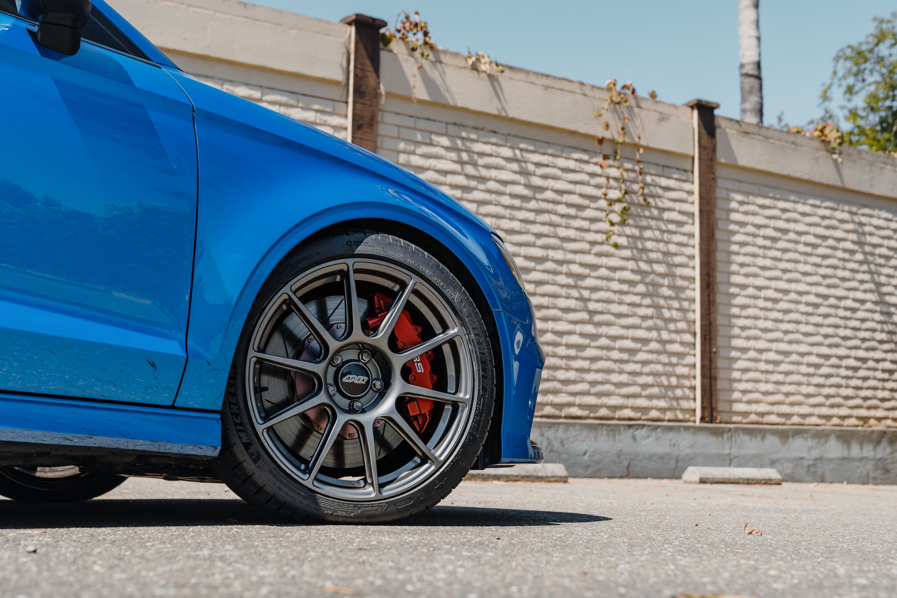 Blue Audi 8V RS 3 with 18" SM-10 Apex wheels in Anthracite