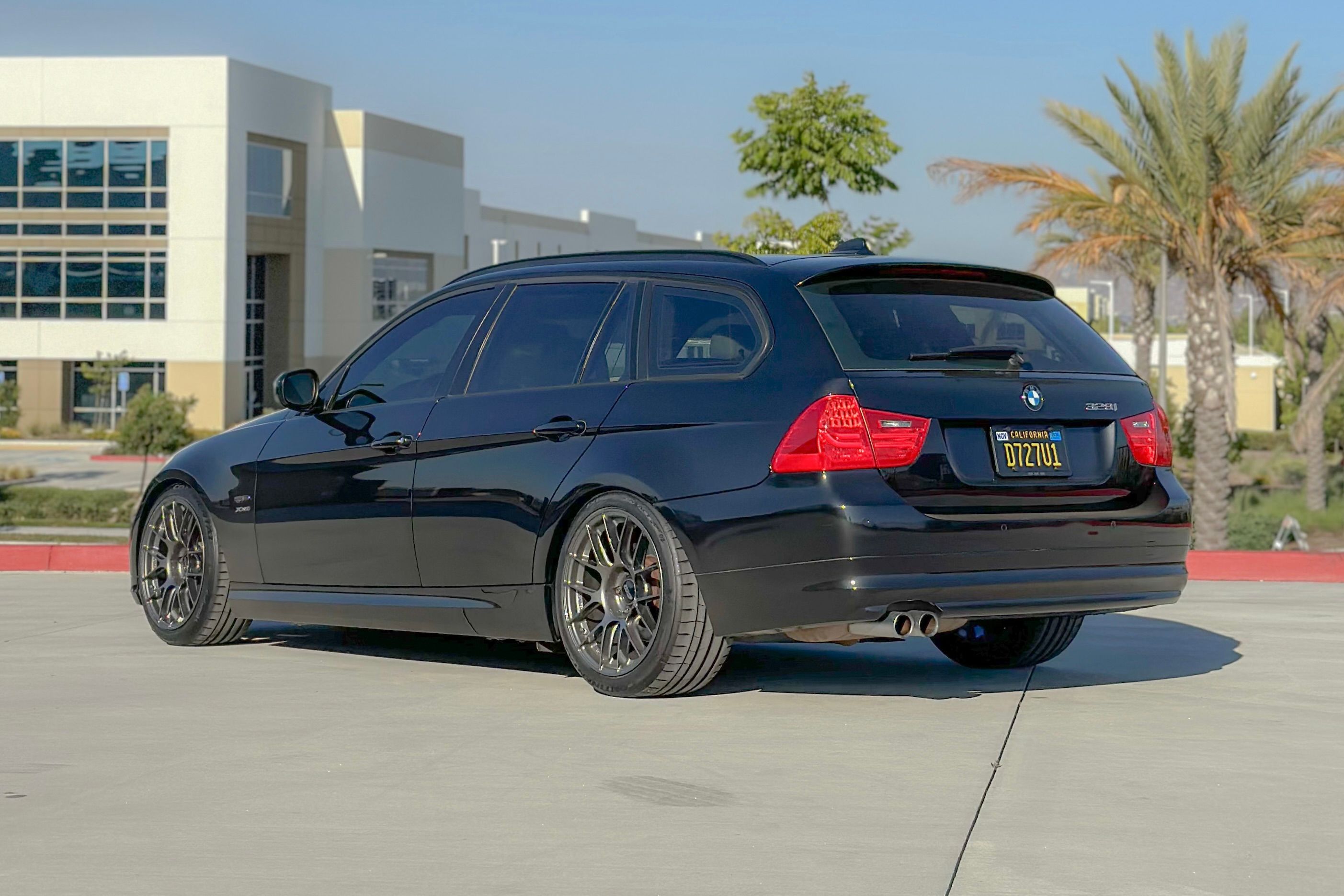 Grey BMW E91 Wagon 3 Series with 18" EC-7RS Apex wheels in Anthracite