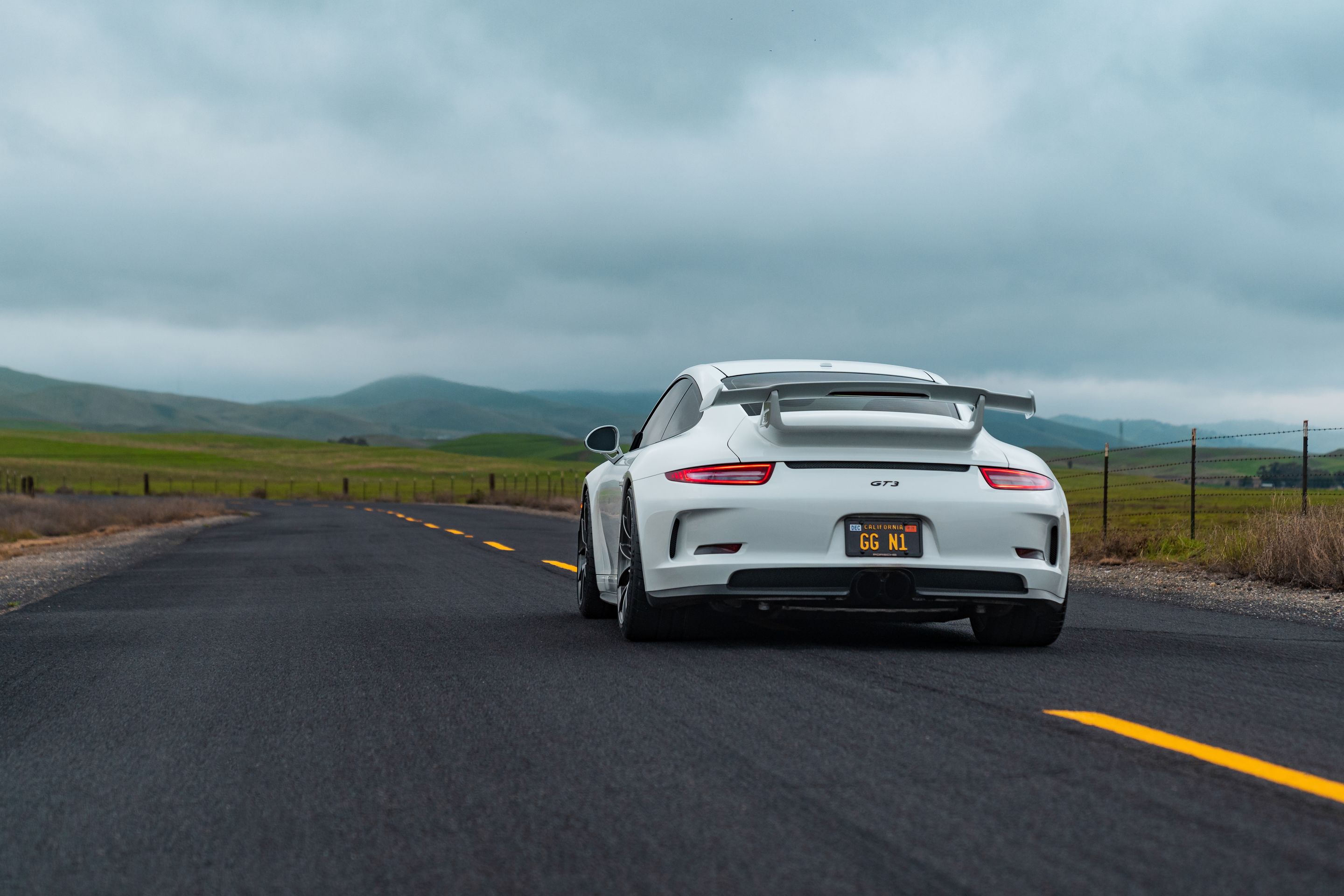 White Porsche 911 991.1 GT3 with 20" VS-5RS Apex wheels in Anthracite