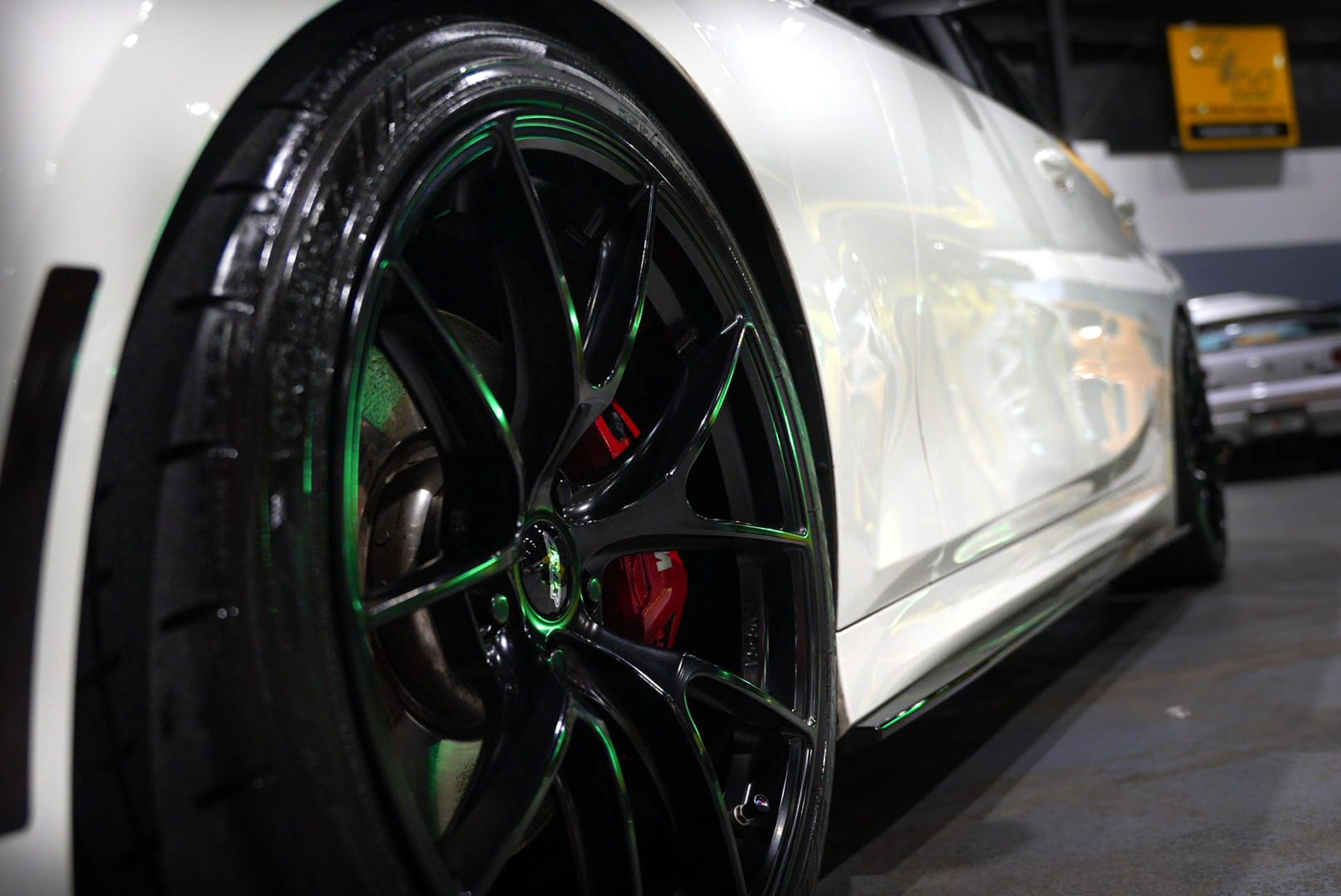 White BMW G20 Sedan 3 Series with 19" VS-5RS Apex wheels in Satin Black