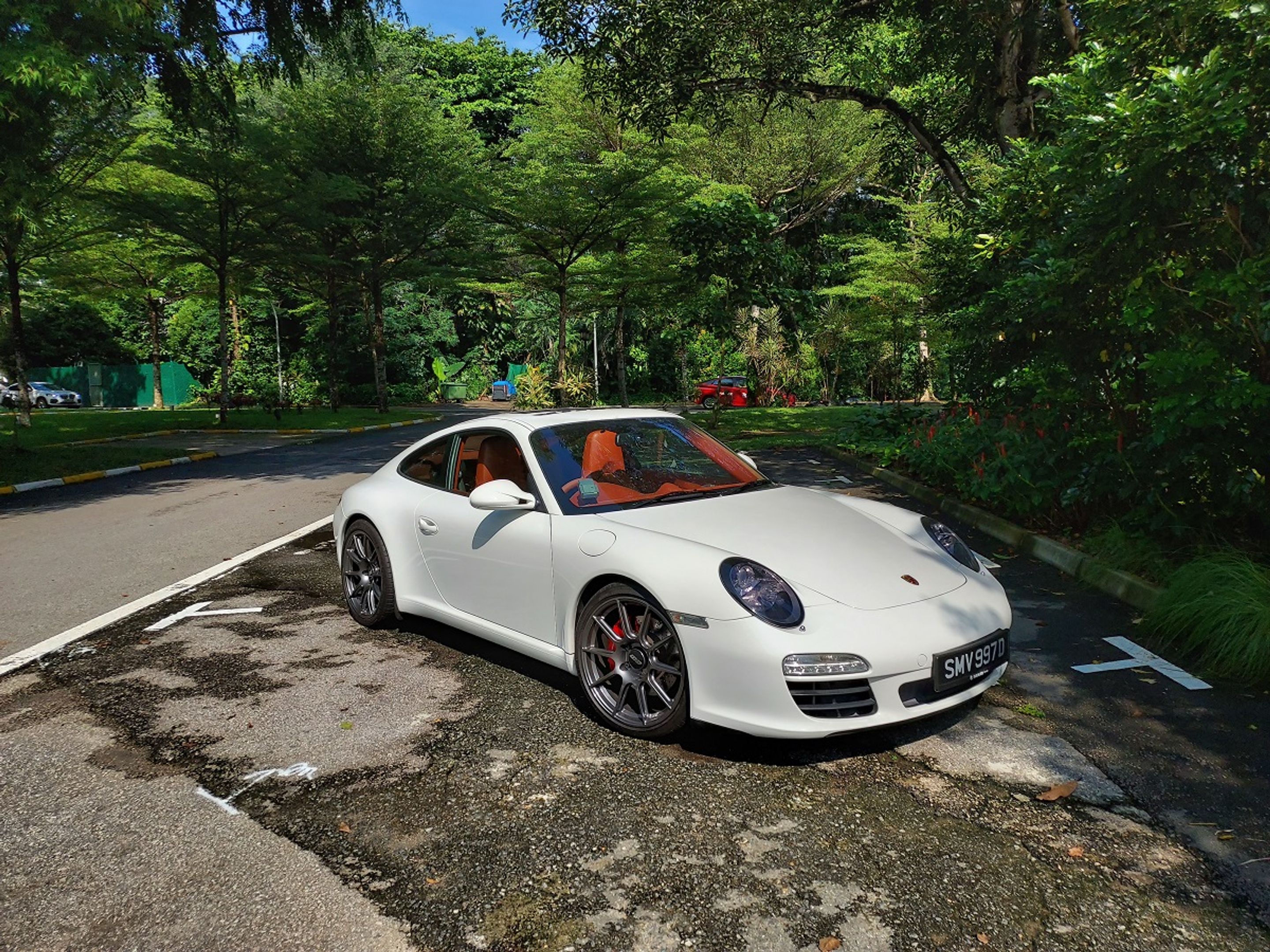 White Porsche 911 997 Carrera S with 19" SM-10 Apex wheels in Anthracite