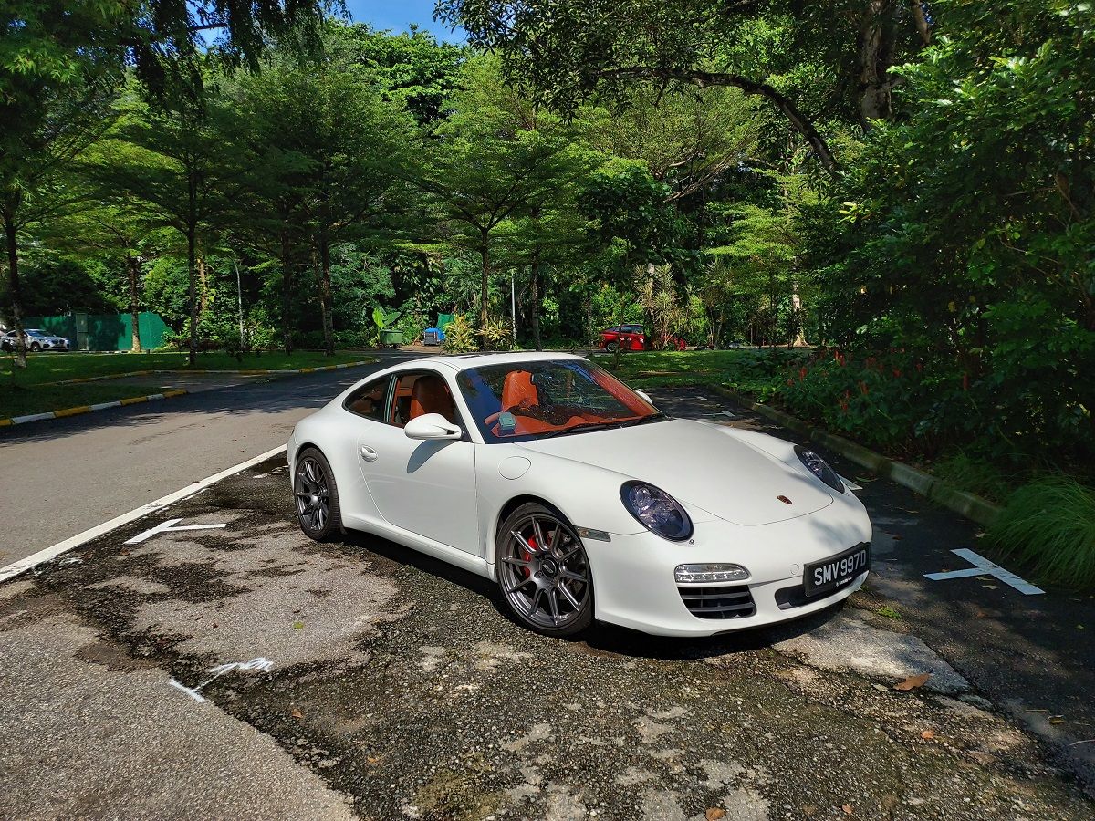 White Porsche 911 997 Carrera S with 19" SM-10 Apex wheels in Anthracite
