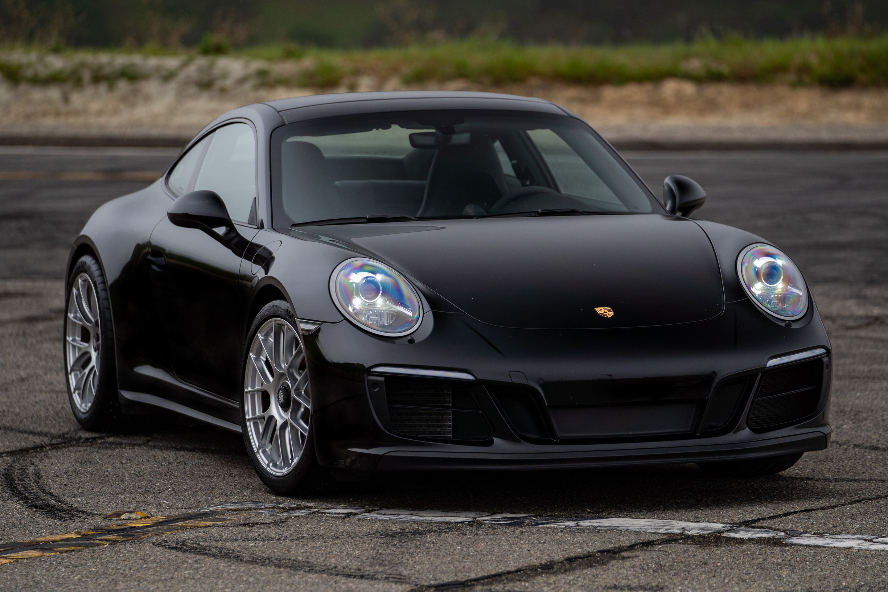 Black Porsche 911 991.2 Carrera GTS with 19" EC-7RS Apex wheels in Race Silver