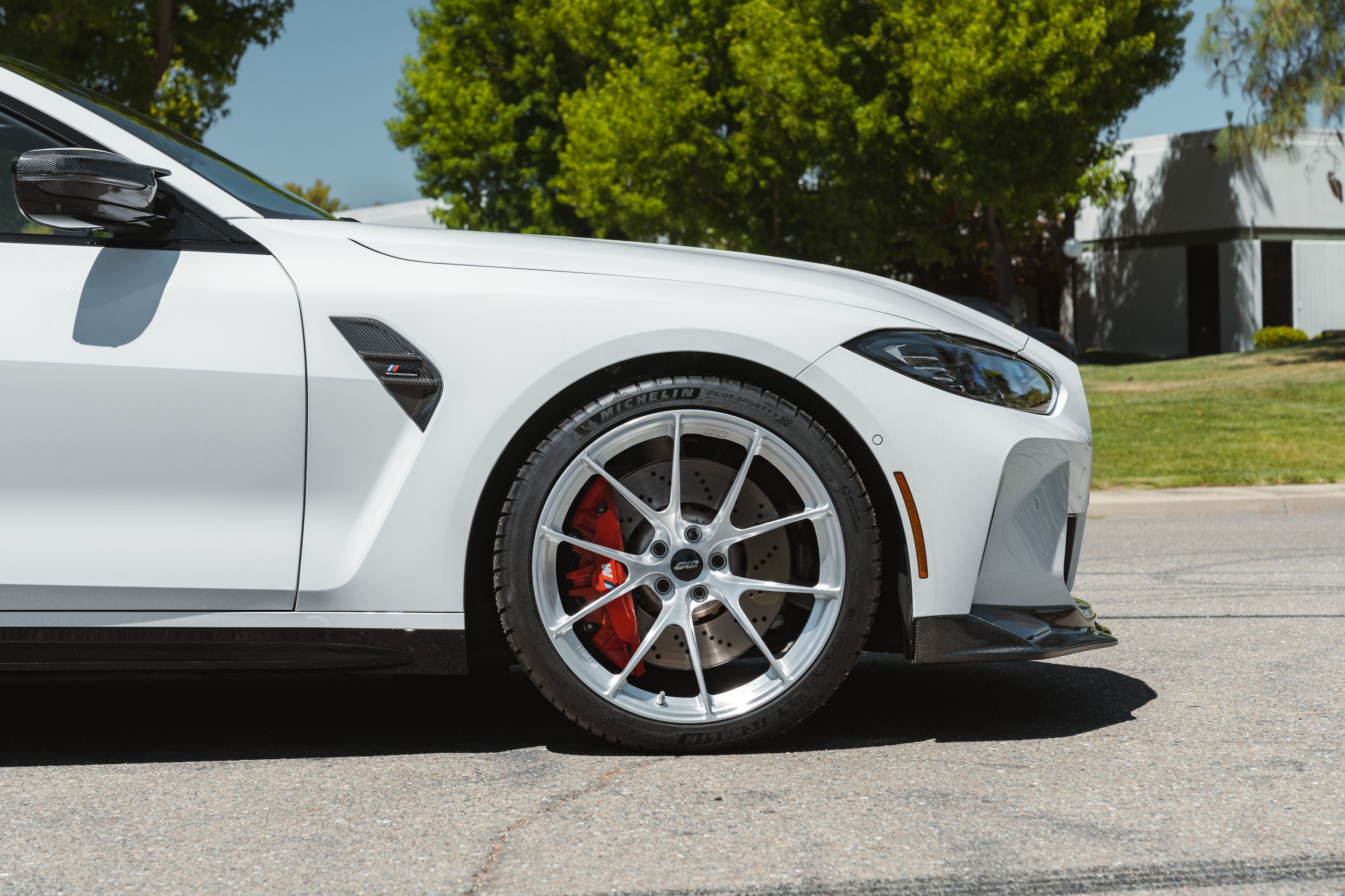 White BMW G82 Coupe M4 with 20" VS-5RS Apex wheels in Brushed Clear