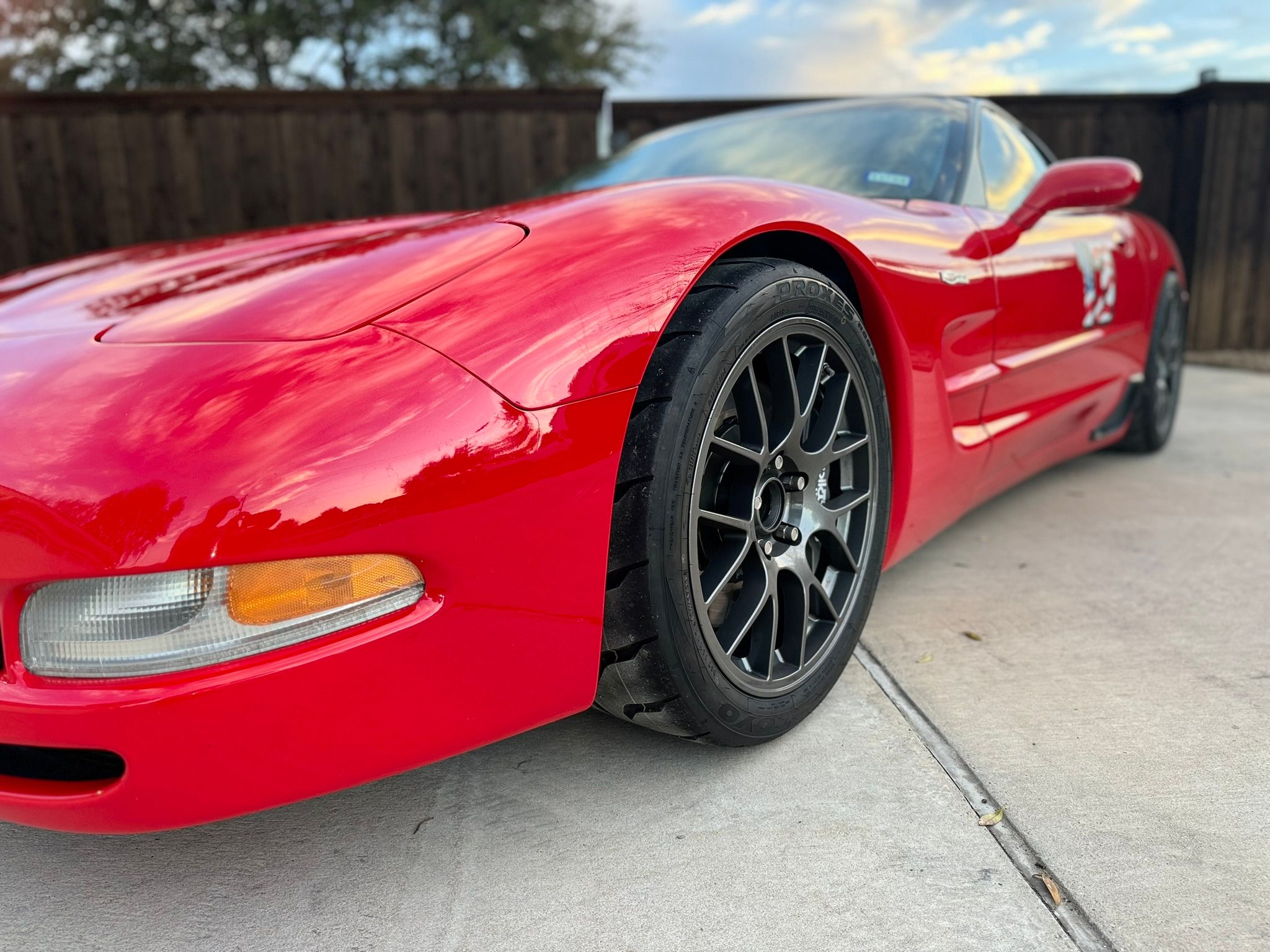 Red Chevrolet C5 Corvette Z06 with 18" EC-7 Apex wheels in Anthracite