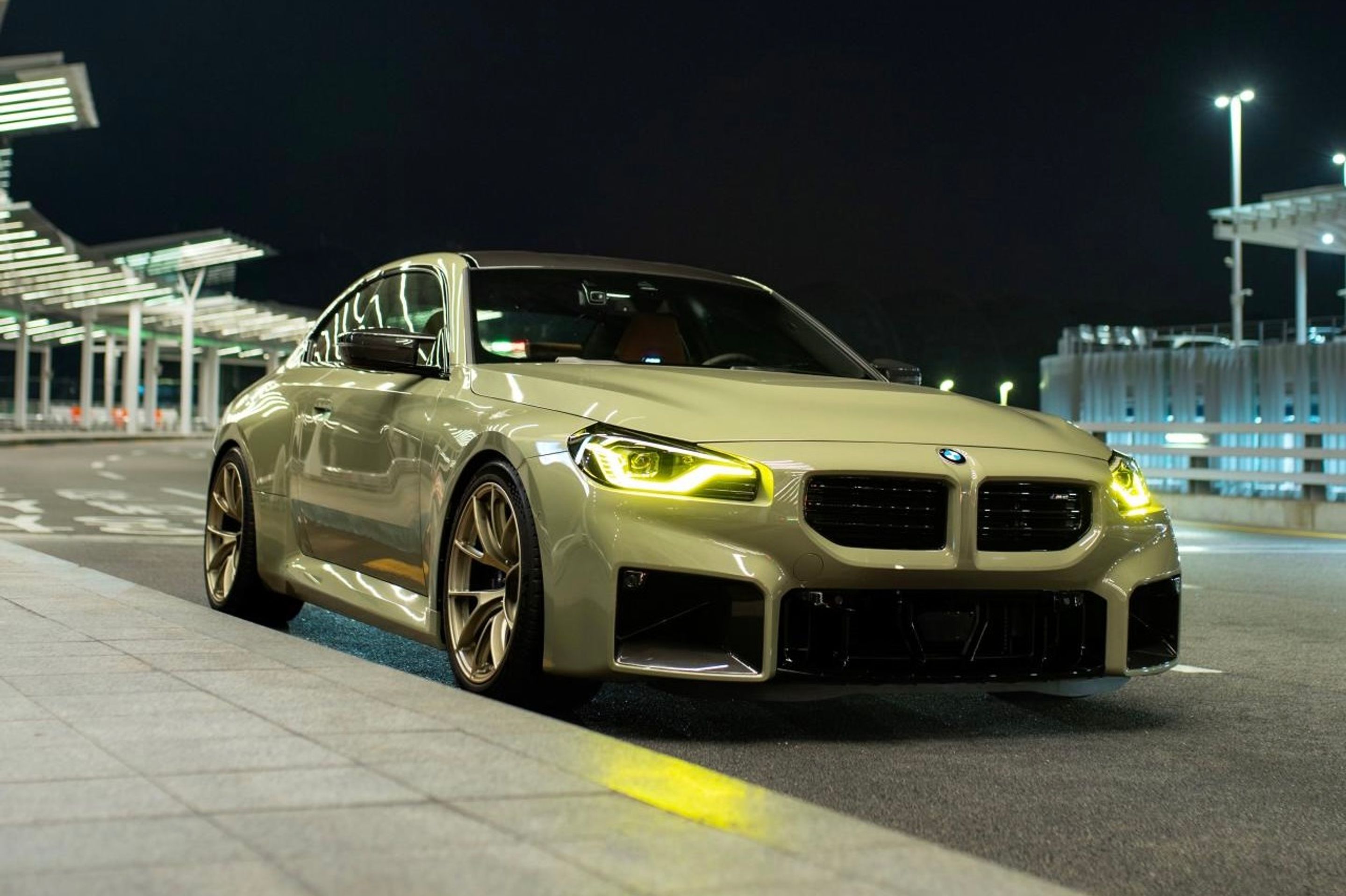 Green BMW G87 M2 with 19" VS-5RS Apex wheels in Motorsport Gold