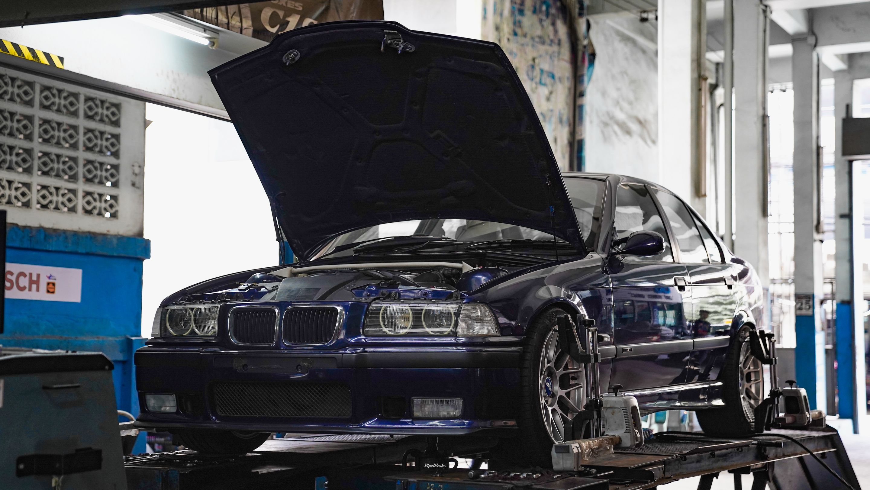 Blue BMW E36 3 Series with 17" ARC-8 Apex wheels in Hyper Silver