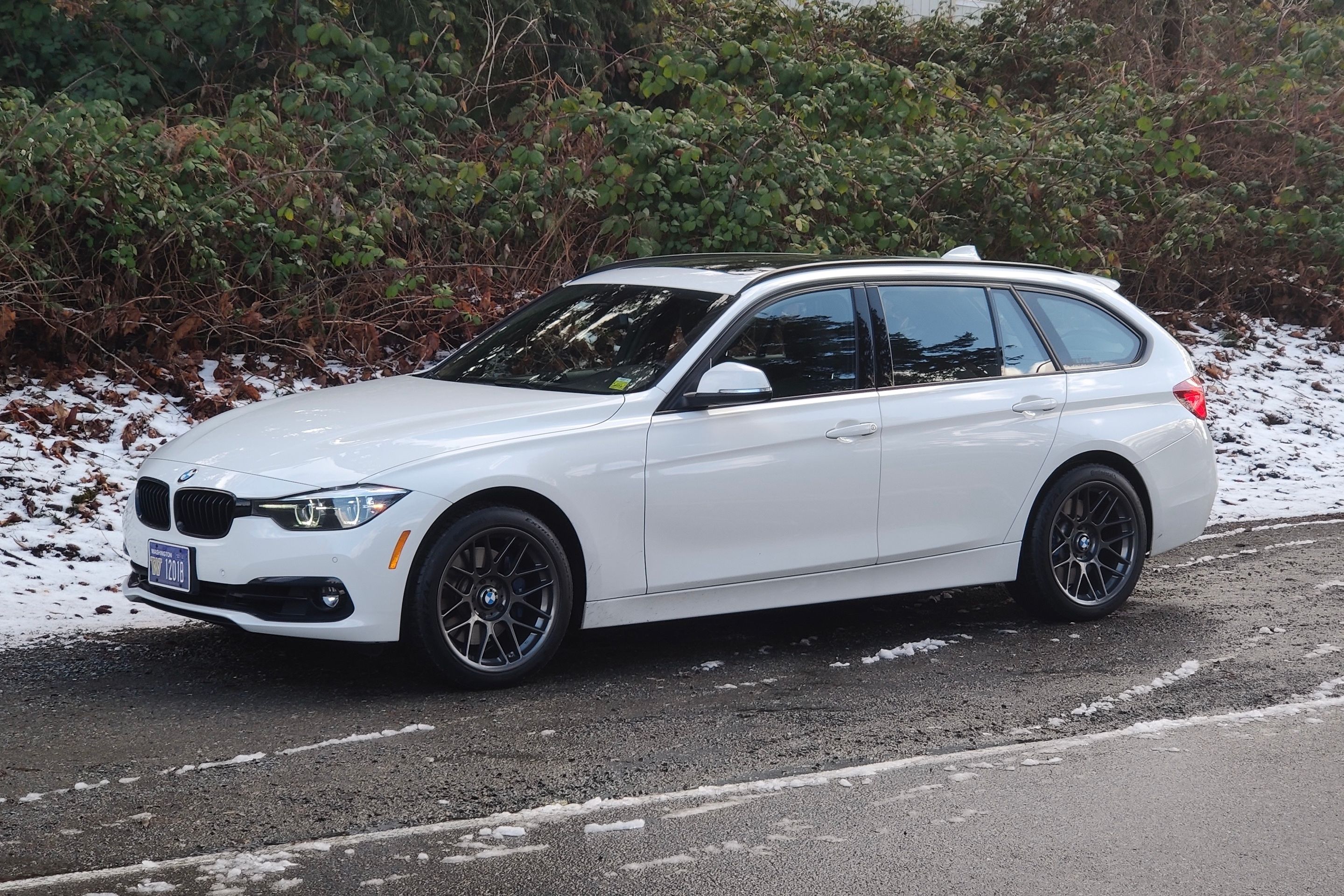 White BMW F31 Wagon 3 Series with 18" ARC-8 Apex wheels in Anthracite