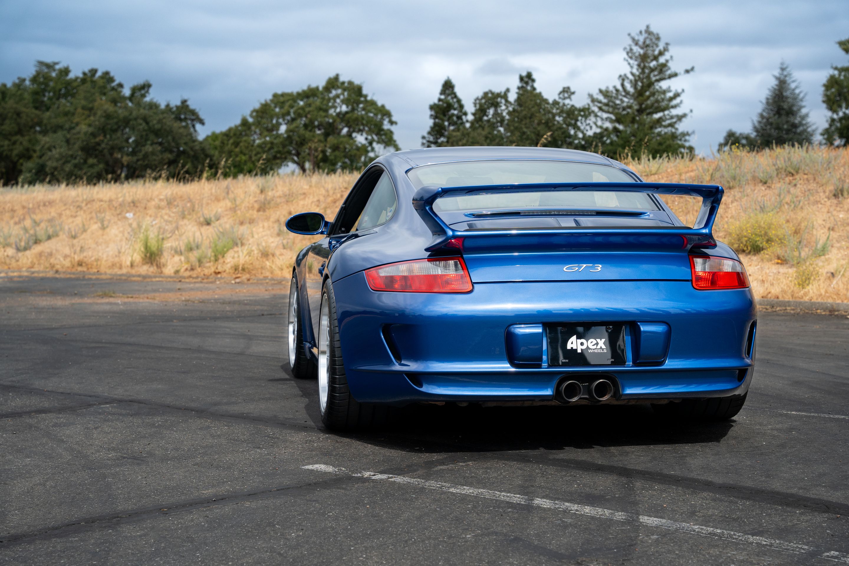 Blue Porsche 911 997 GT3 with 19" ML-10RT Apex wheels in Machined Lip Race Silver