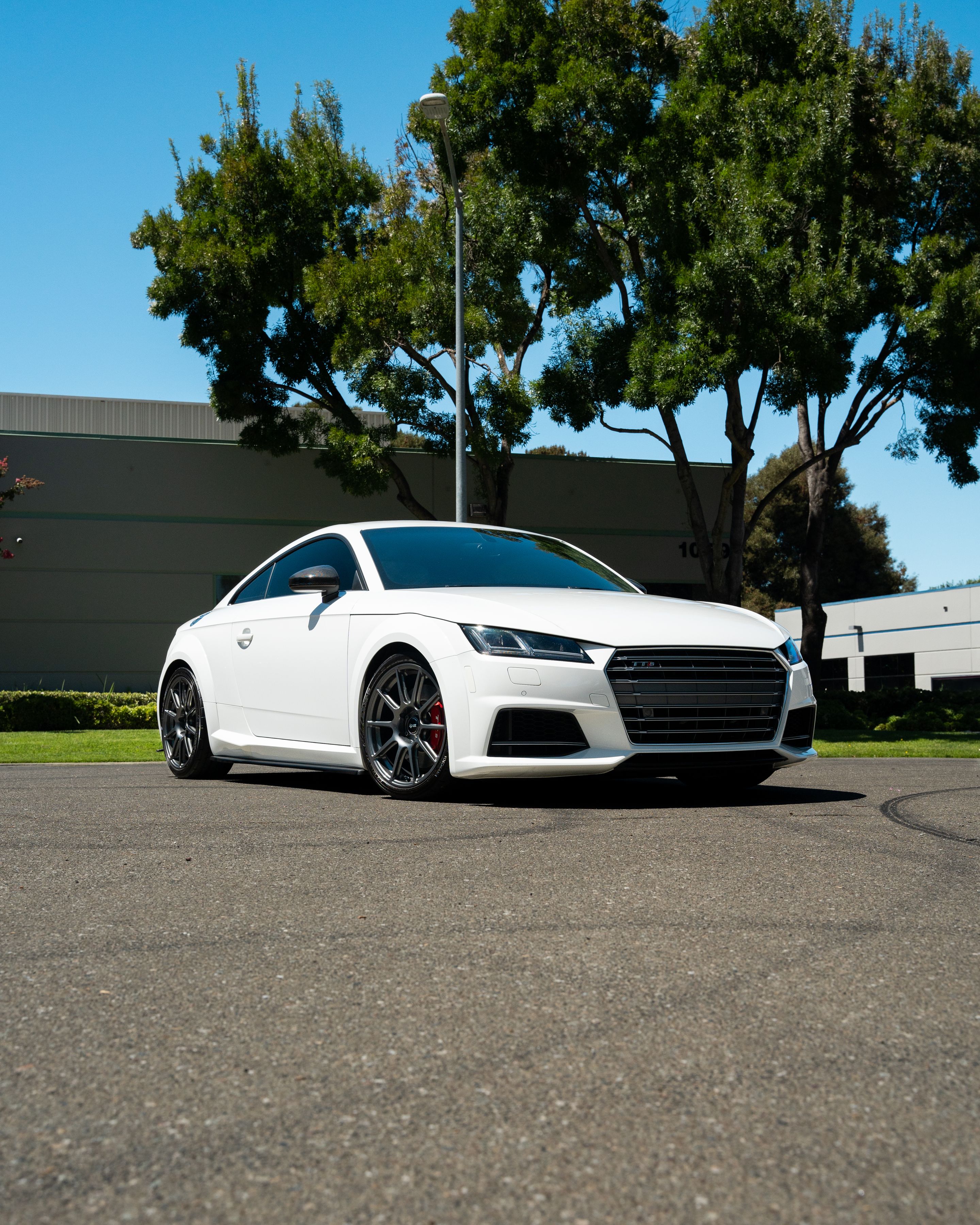 White Audi 8S TTS with 18" SM-10 Apex wheels in Anthracite