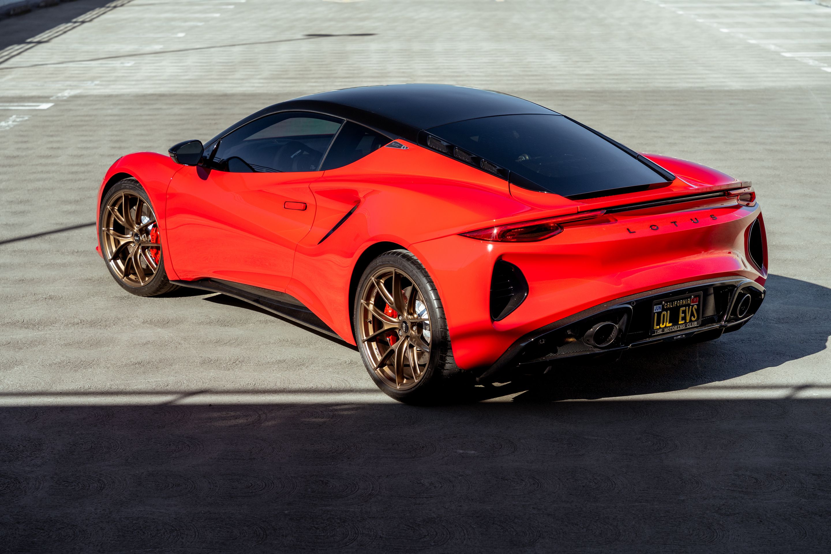 Red Lotus Emira with 20" VS-5RS Apex wheels in Anthracite