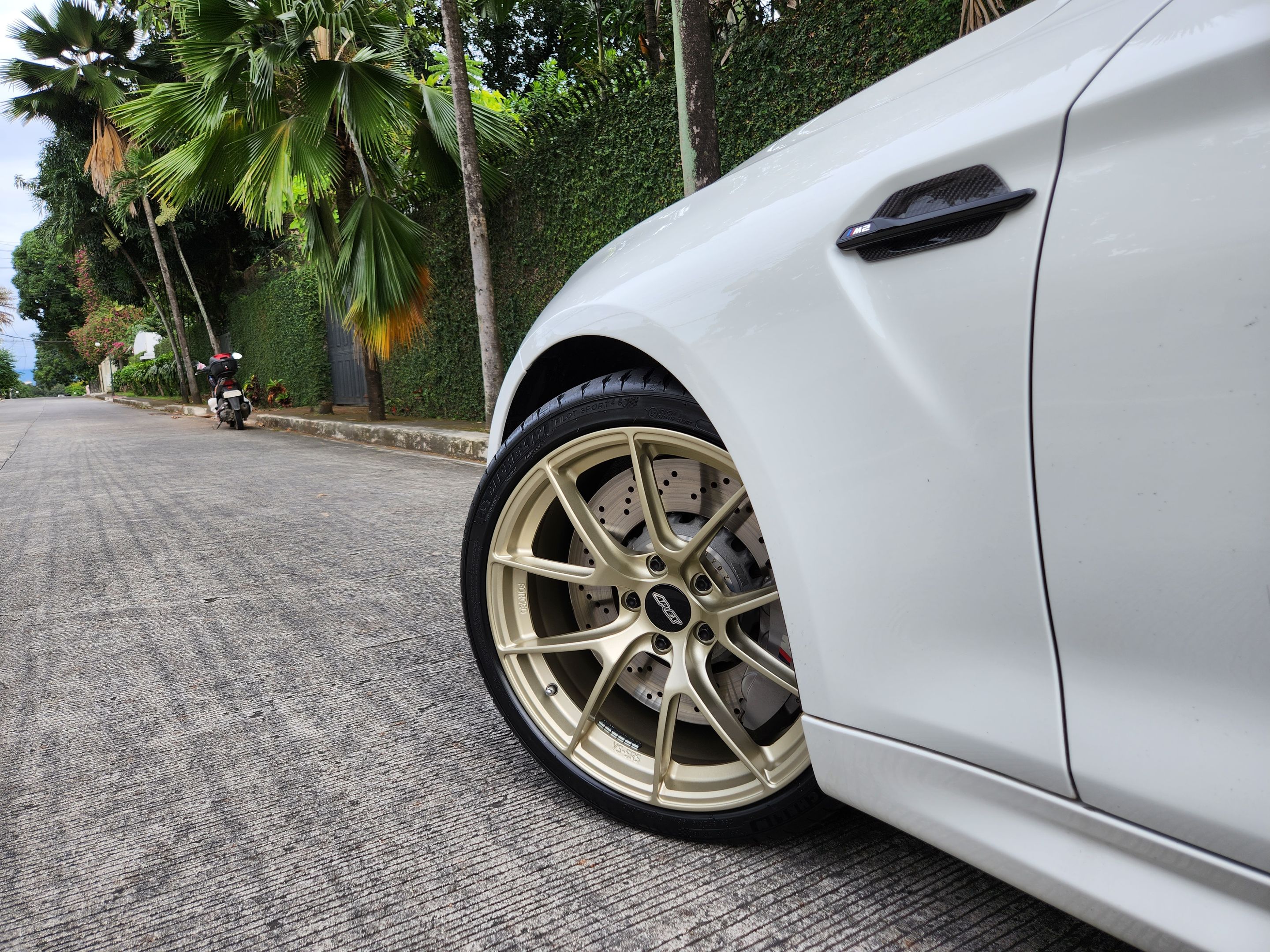 White BMW F87 M2 with 19" VS-5RS Apex wheels in Motorsport Gold