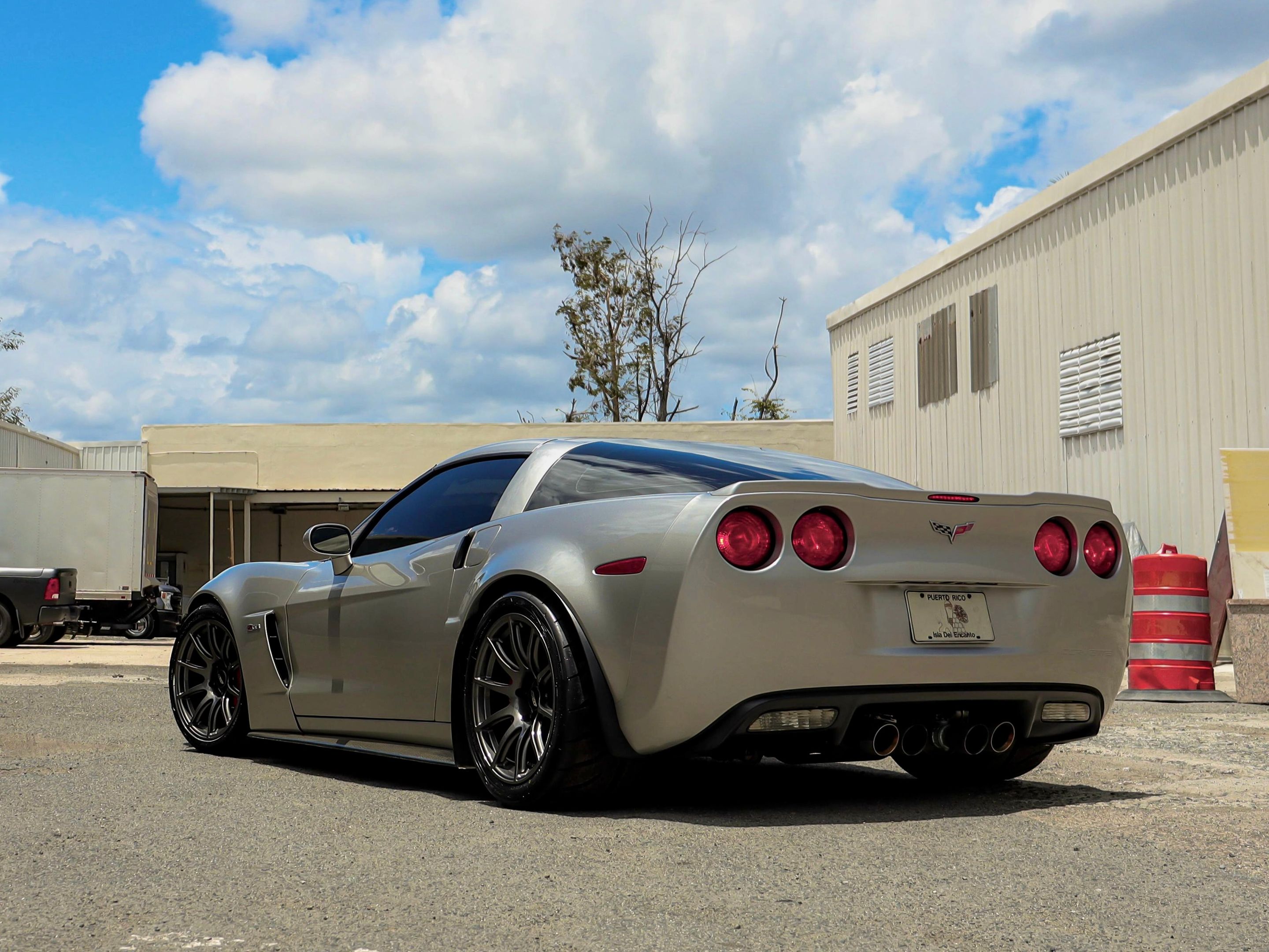 Silver Chevrolet C6 Corvette Z06 with 18" SM-10 Apex wheels in Anthracite