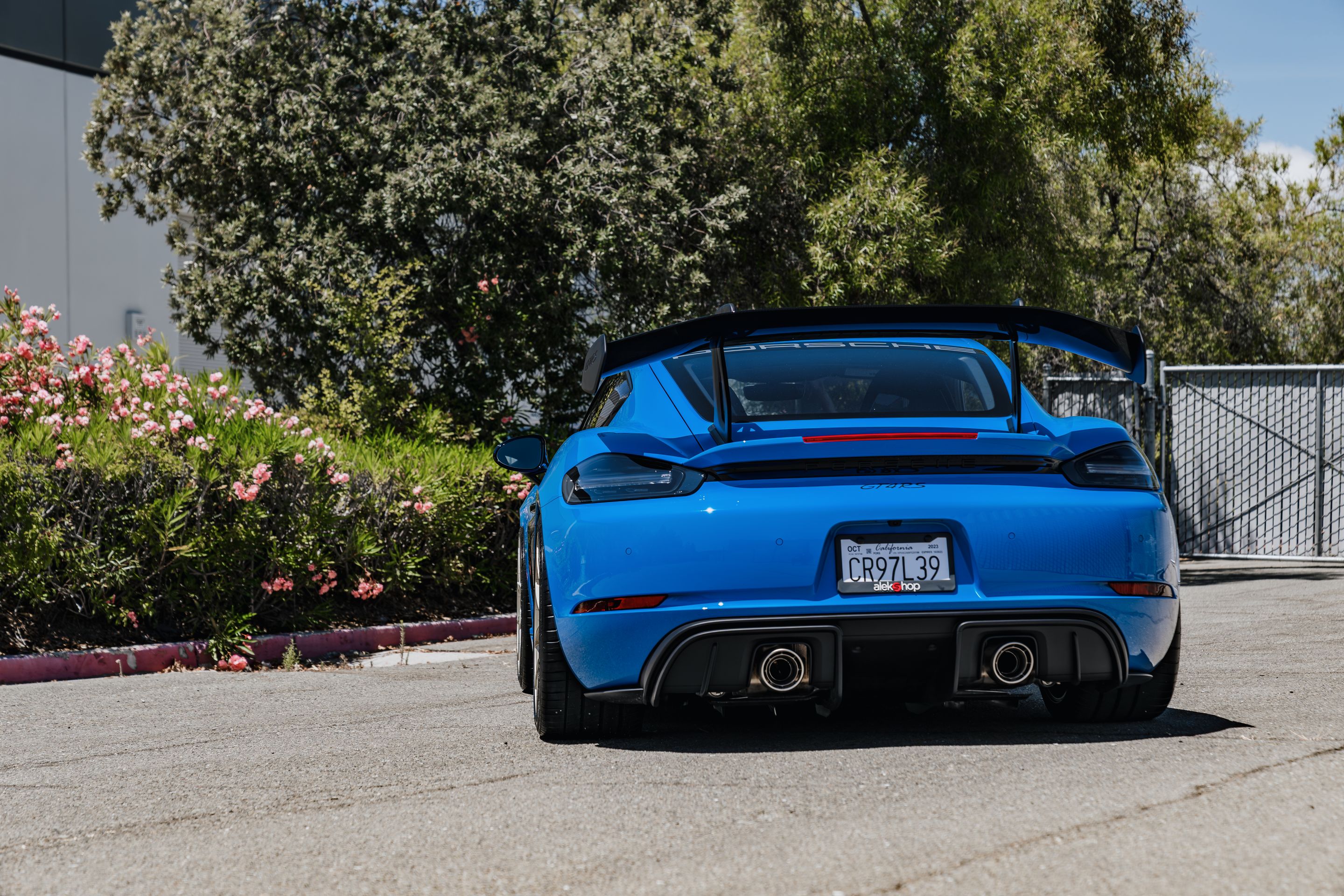 Blue Porsche 718 Cayman GT4 RS with 20" VS-5RS Apex wheels in Motorsport Gold
