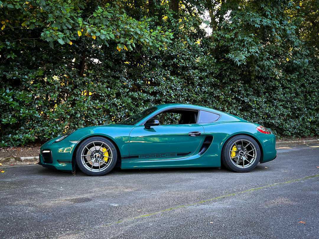 エピンドローズ Porsche 981 Cayman GTS with 18