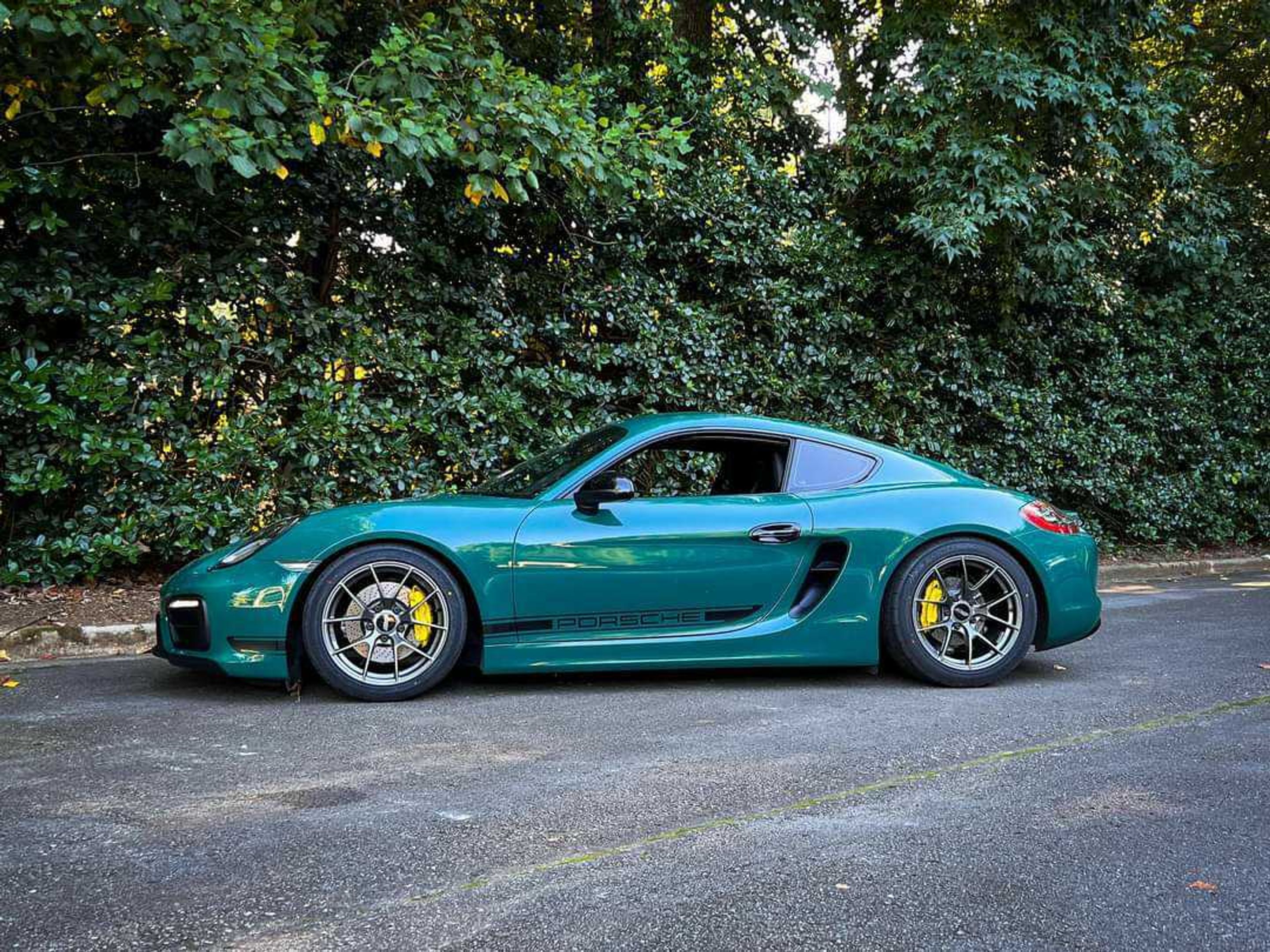 Green Porsche 981 Cayman GTS with 18" VS-5RS Apex wheels in Anthracite