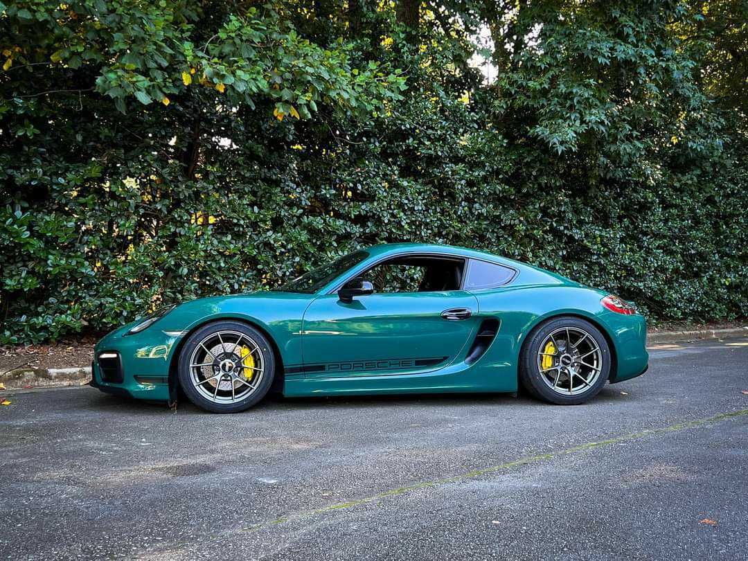 Green Porsche 981 Cayman GTS with 18" VS-5RS Apex wheels in Anthracite