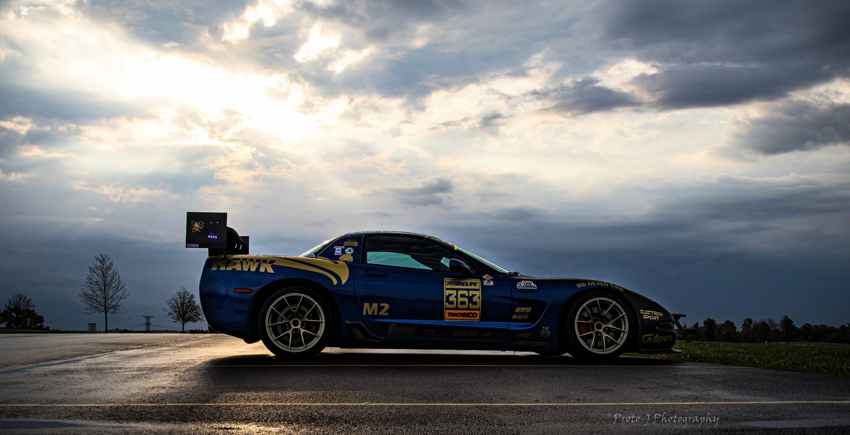 Blue Chevrolet C5 Corvette Z06 with 18" VS-5RS Apex wheels in Motorsport Gold