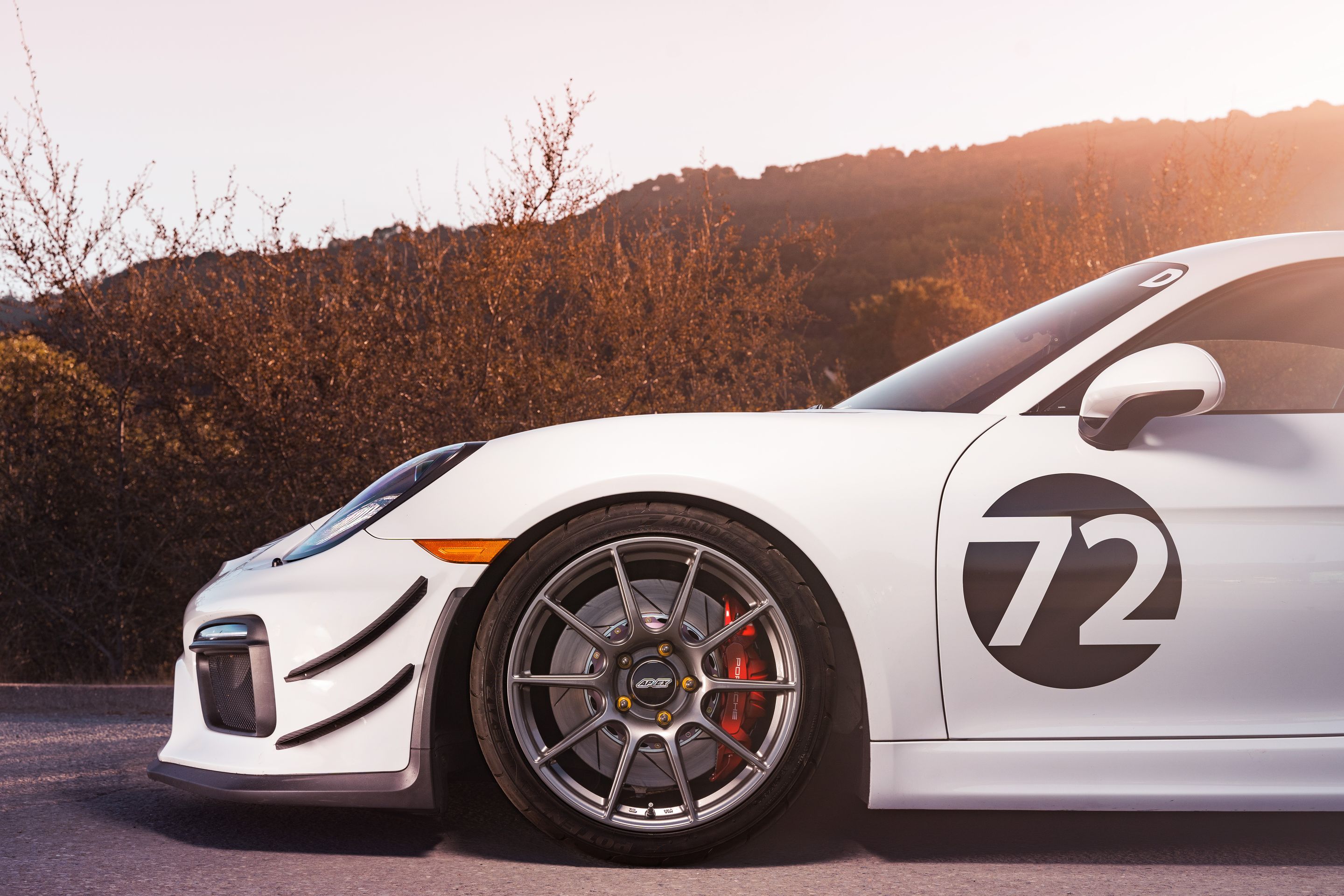 White Porsche 981 Cayman GT4 with 19" SM-10 Apex wheels in Anthracite