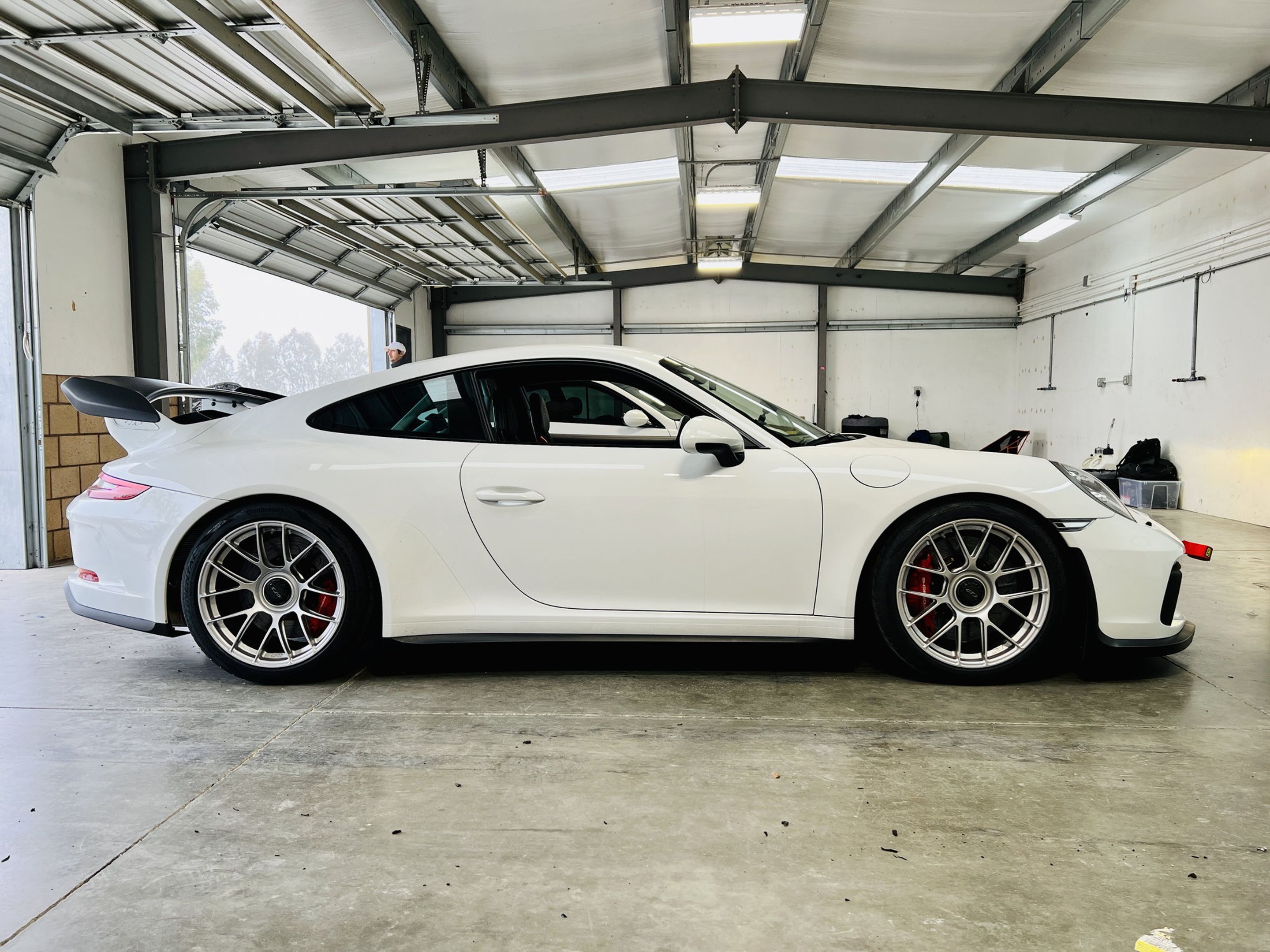 White Porsche 911 991.2 GT3 with 19" EC-7RS Apex wheels in Race Silver