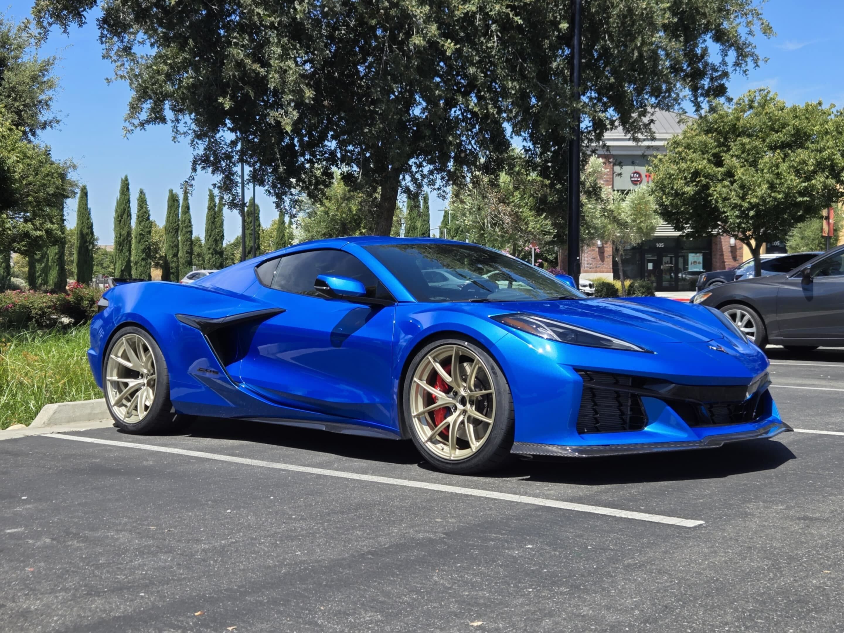 Blue Chevrolet C8 Corvette Z06 with 20"/21" VS-5RS Apex wheels in Motorsport Gold