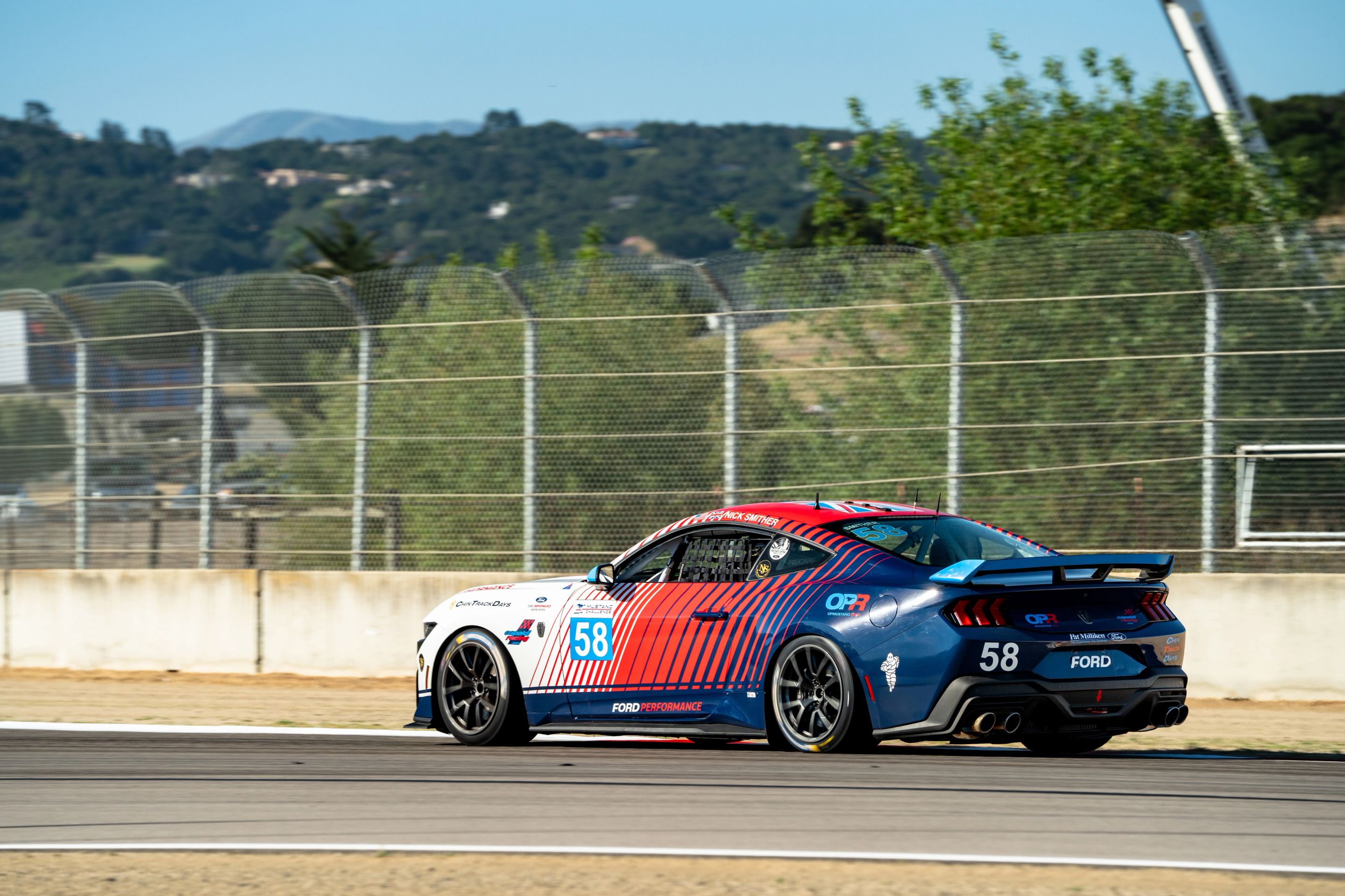 White Ford Performance Mustang Dark Horse R with 18" VS-5RE Apex wheels in Anthracite