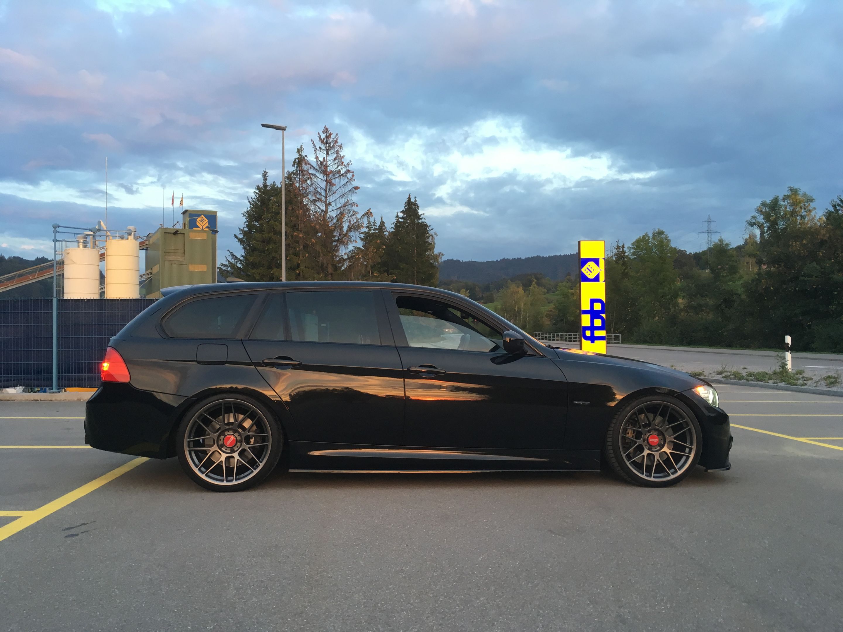 Black BMW E91 LCI Wagon 3 Series with 19" ARC-8 Apex wheels in Anthracite