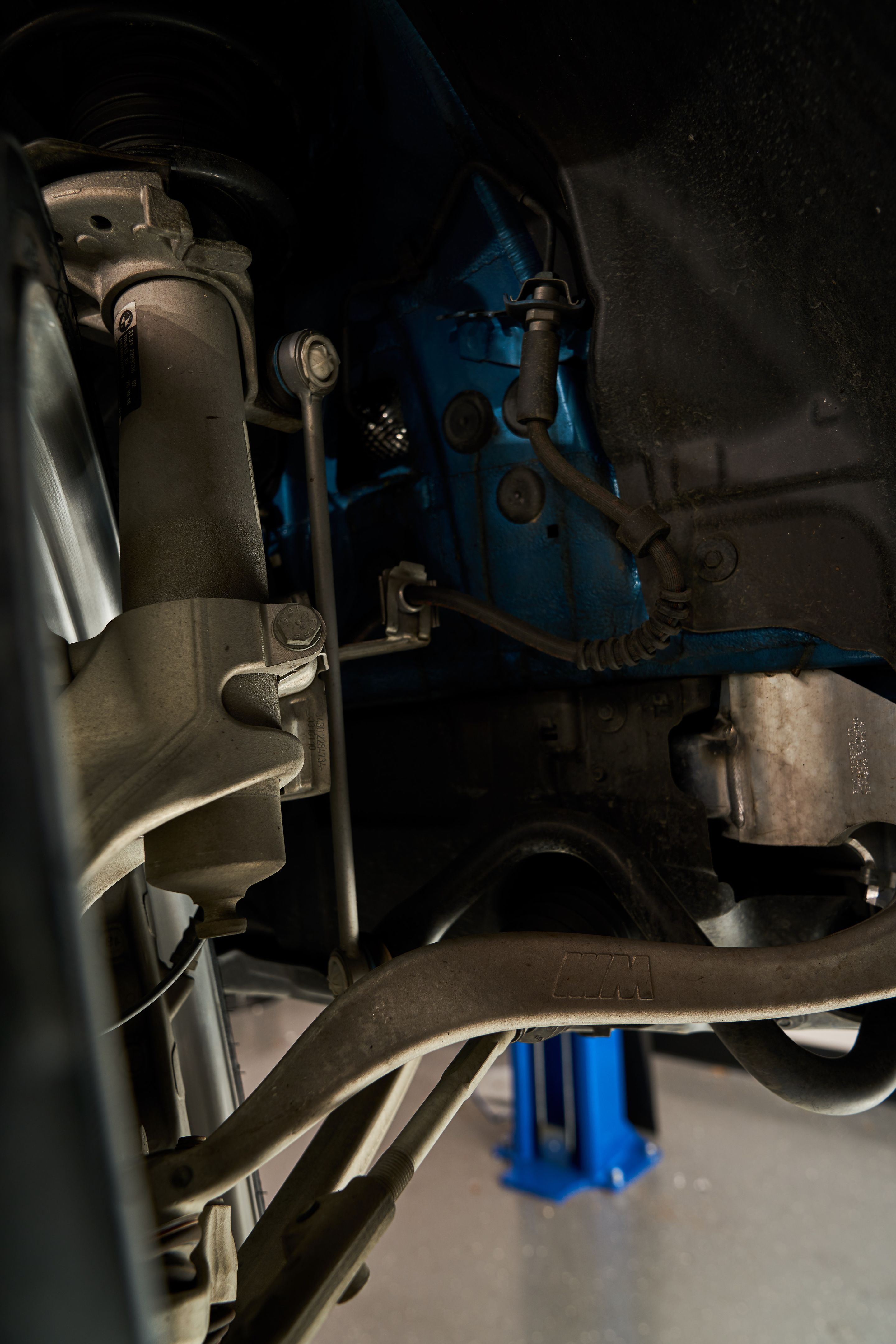 Blue BMW F87 M2 with 19" EC-7 Apex wheels in Race Silver