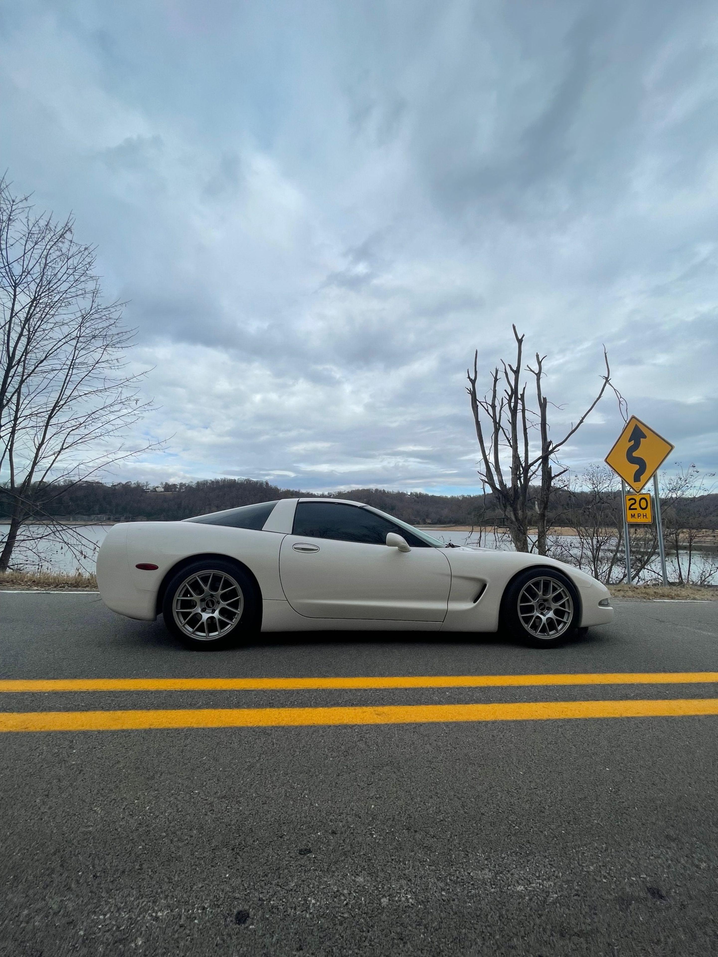 White Chevrolet C5 Corvette Base/Z51 with 18" EC-7 Apex wheels in Race Silver