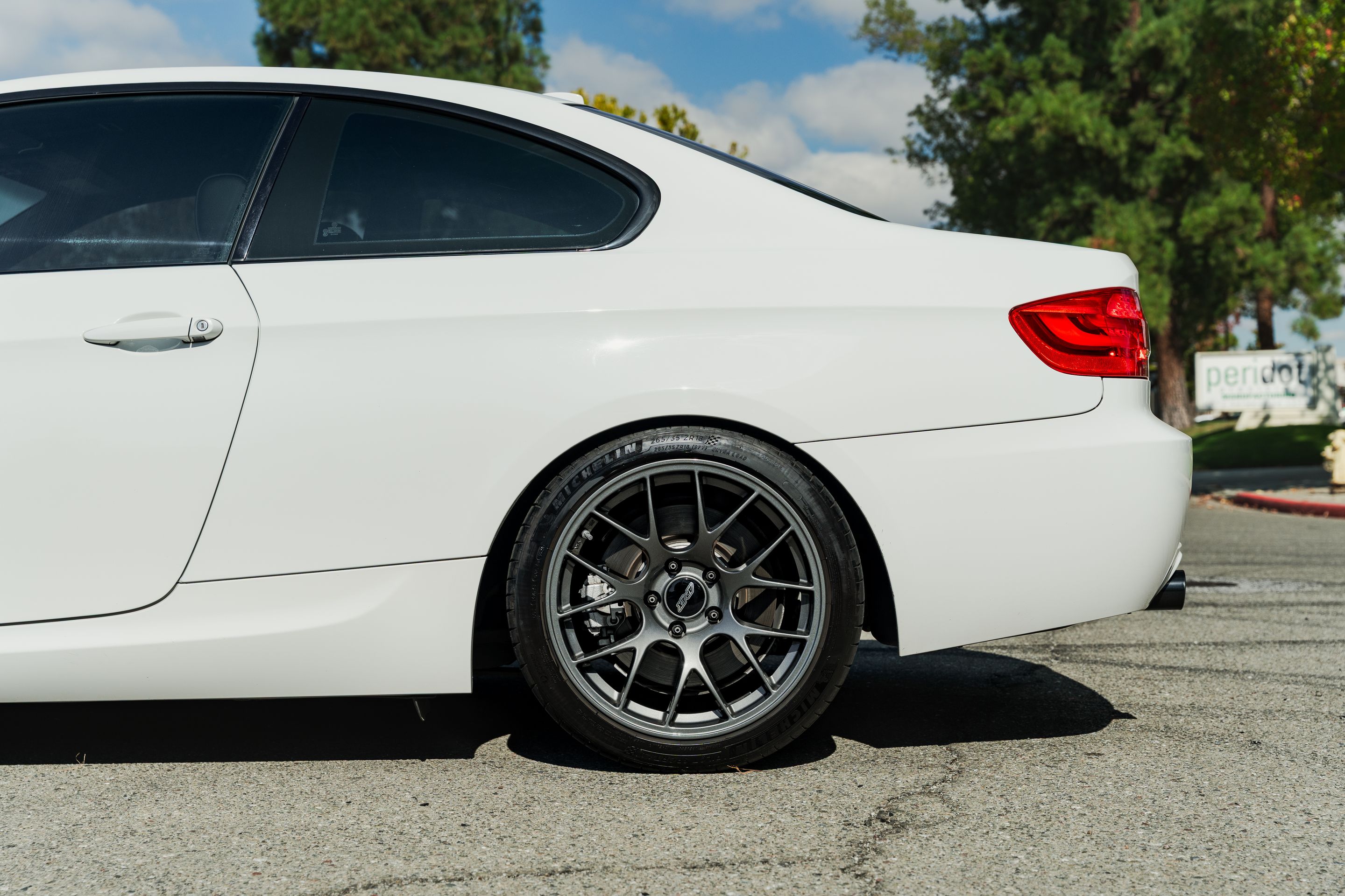 White BMW E92 Coupe 3 Series with 18" EC-7 Apex wheels in Anthracite