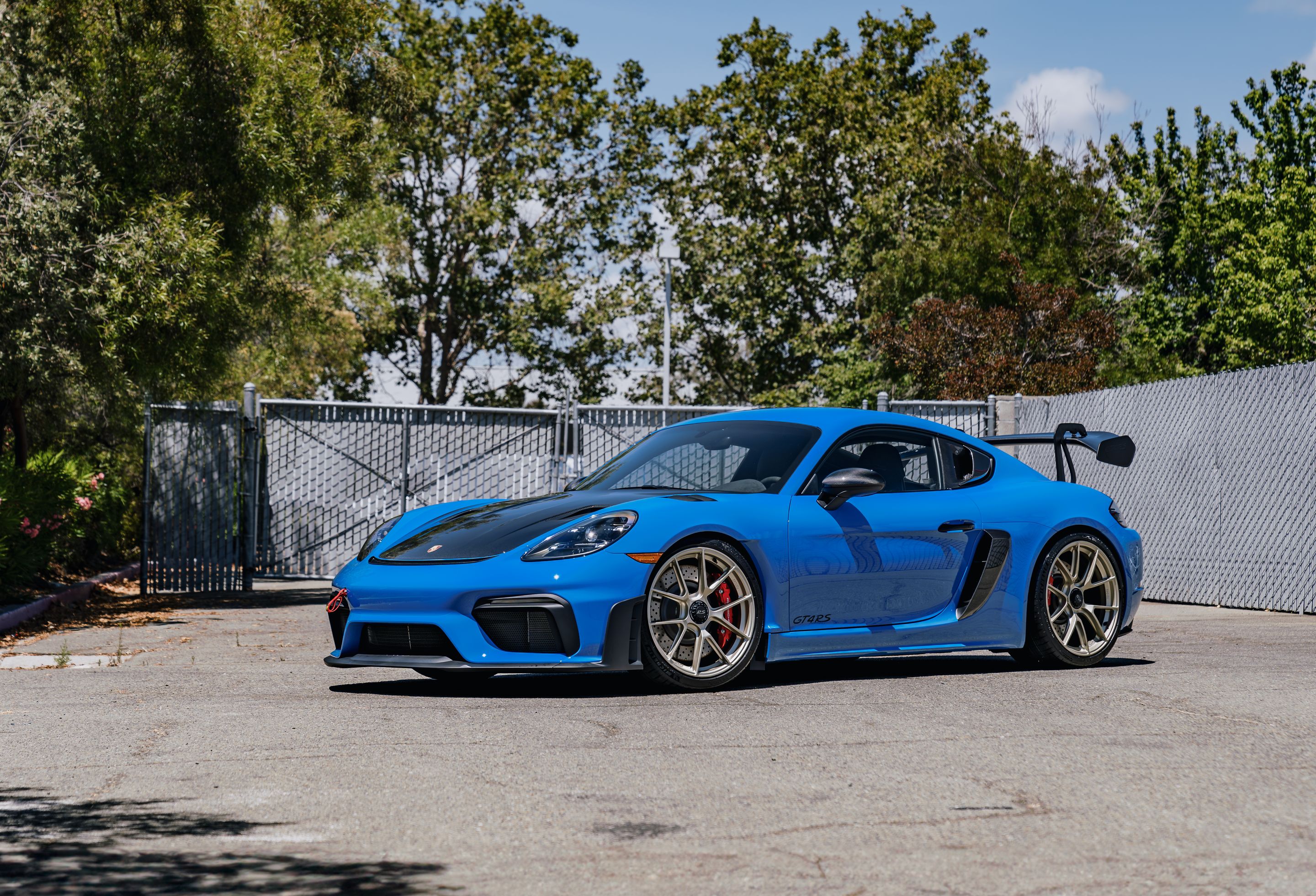 Blue Porsche 718 Cayman GT4 RS with 20" VS-5RS Apex wheels in Motorsport Gold