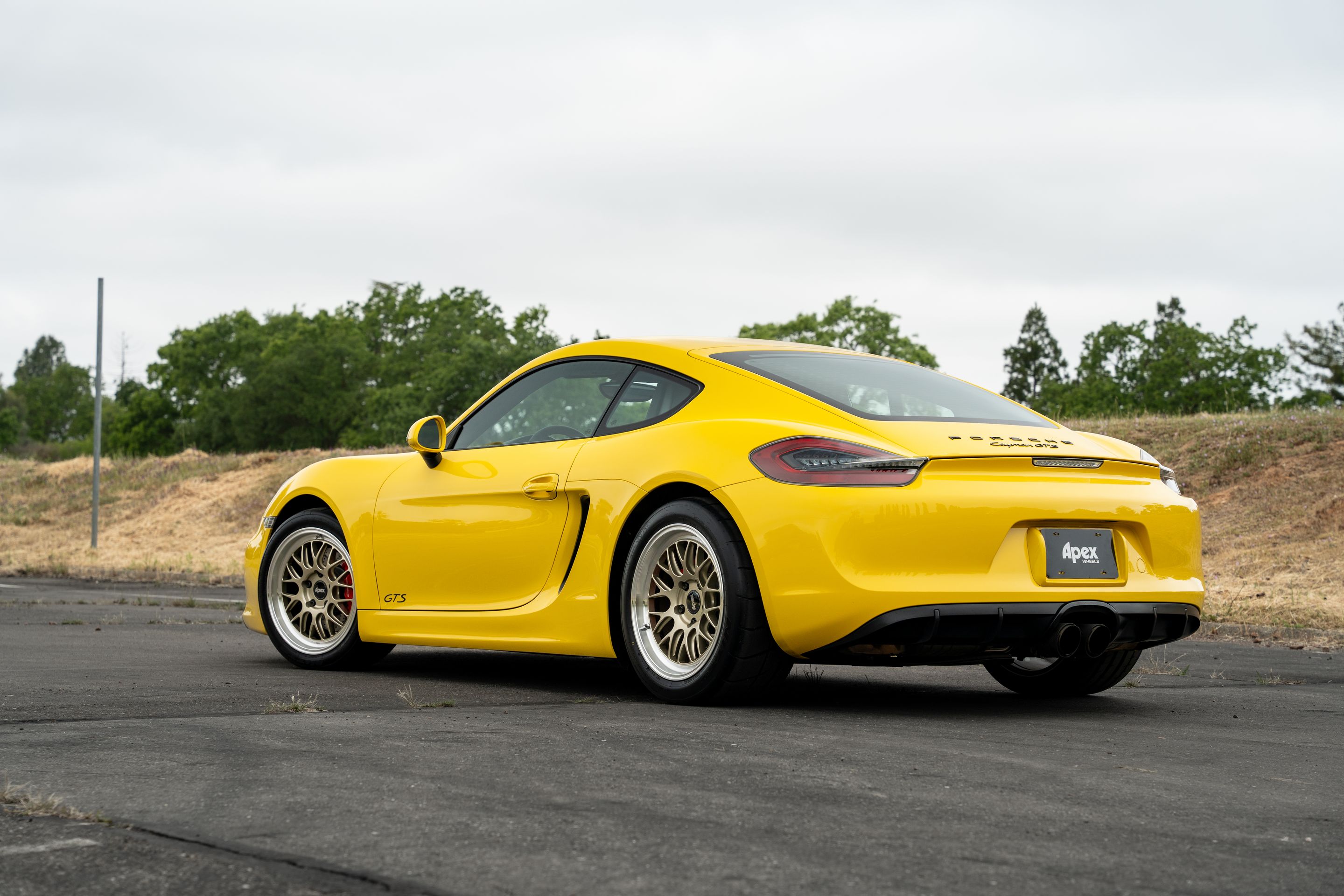 Yellow Porsche 981 Cayman GTS with 18" ML-10RT Apex wheels in Machined Lip Gloss Motorsport Gold