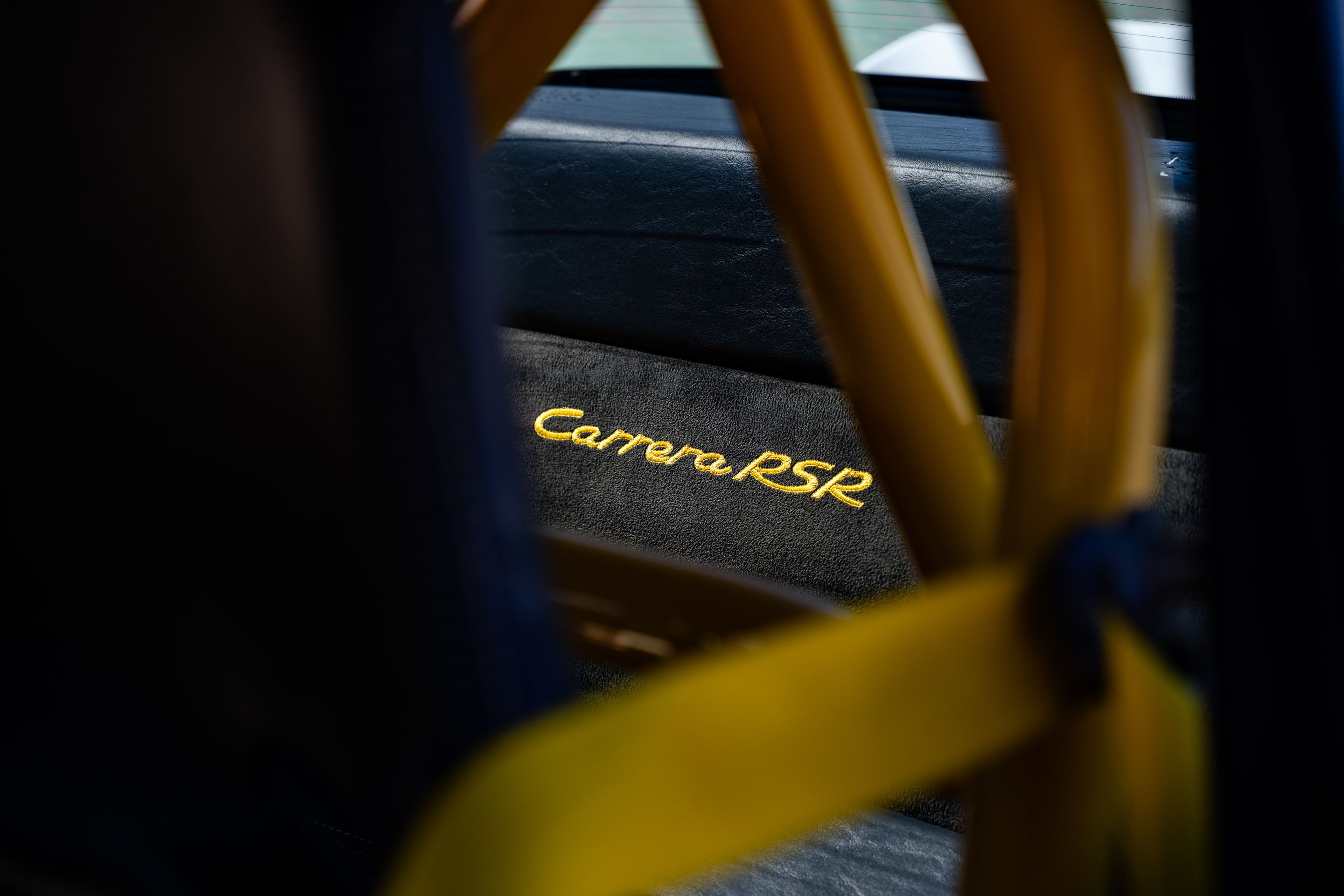 White Porsche 911 993 Carrera with 18" ML-10RT Apex wheels in Machined Lip Gloss Motorsport Gold