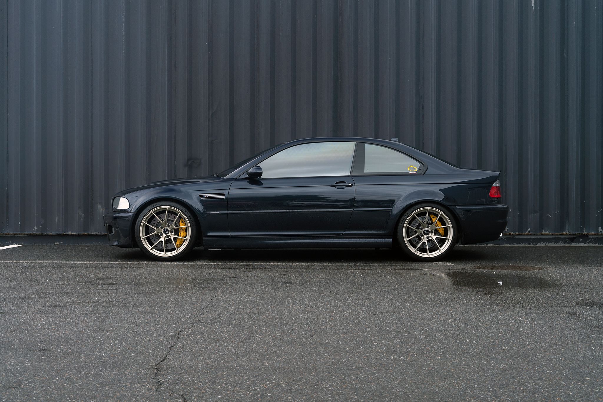 Black BMW E46 M3 with 19" VS-5RS Apex wheels in Motorsport Gold