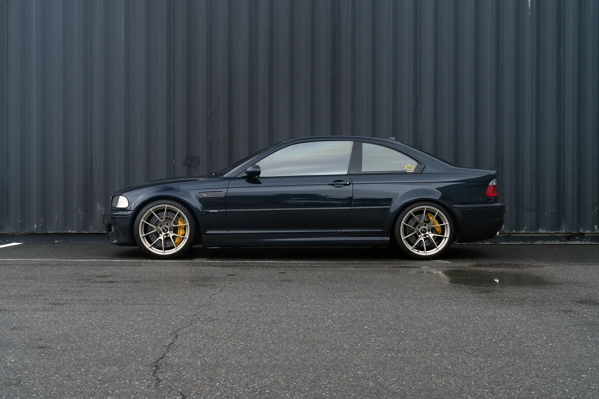 Black BMW E46 M3 with 19" VS-5RS Apex wheels in Motorsport Gold