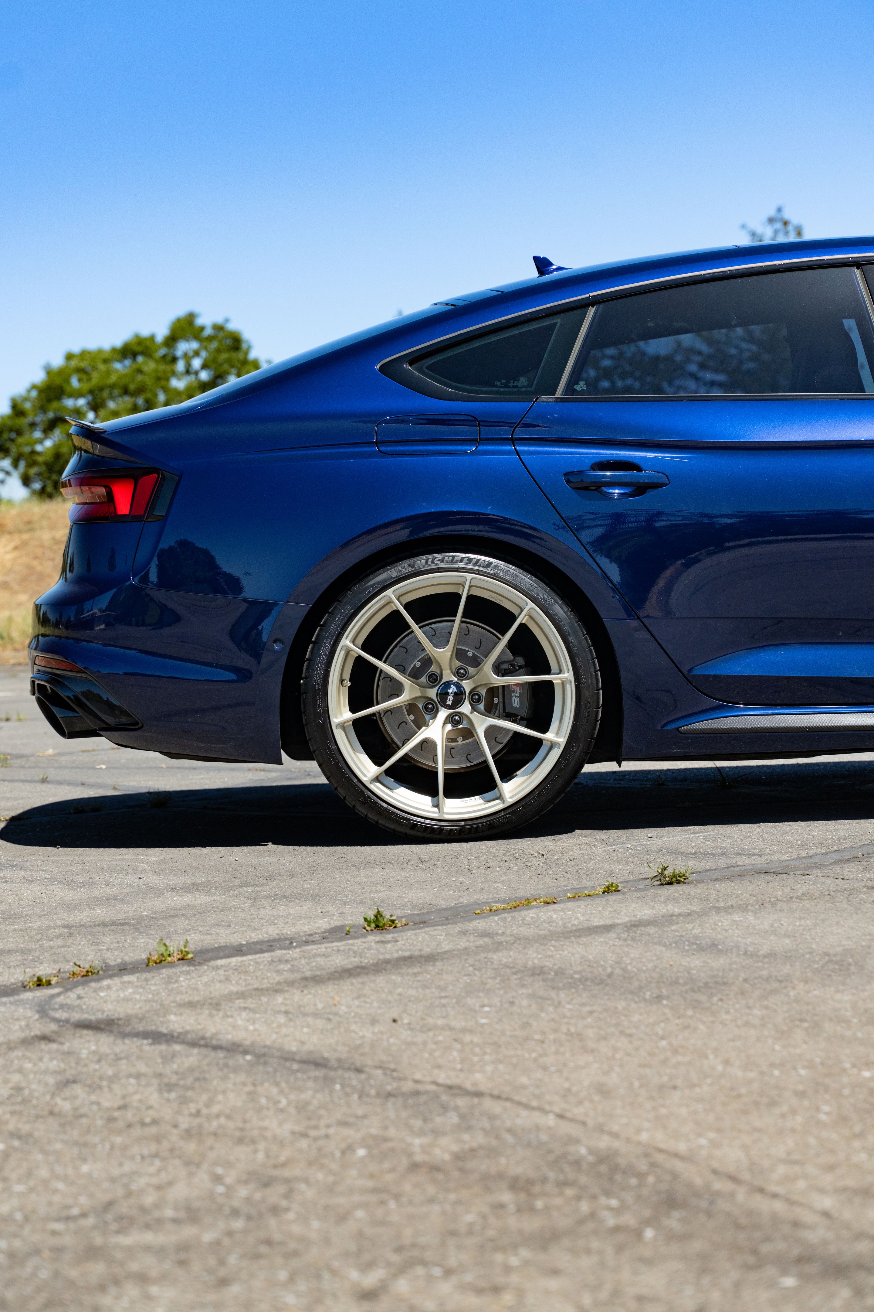 Blue Audi B9 RS 5 Sportback with 20" VS-5RS Apex wheels in Motorsport Gold