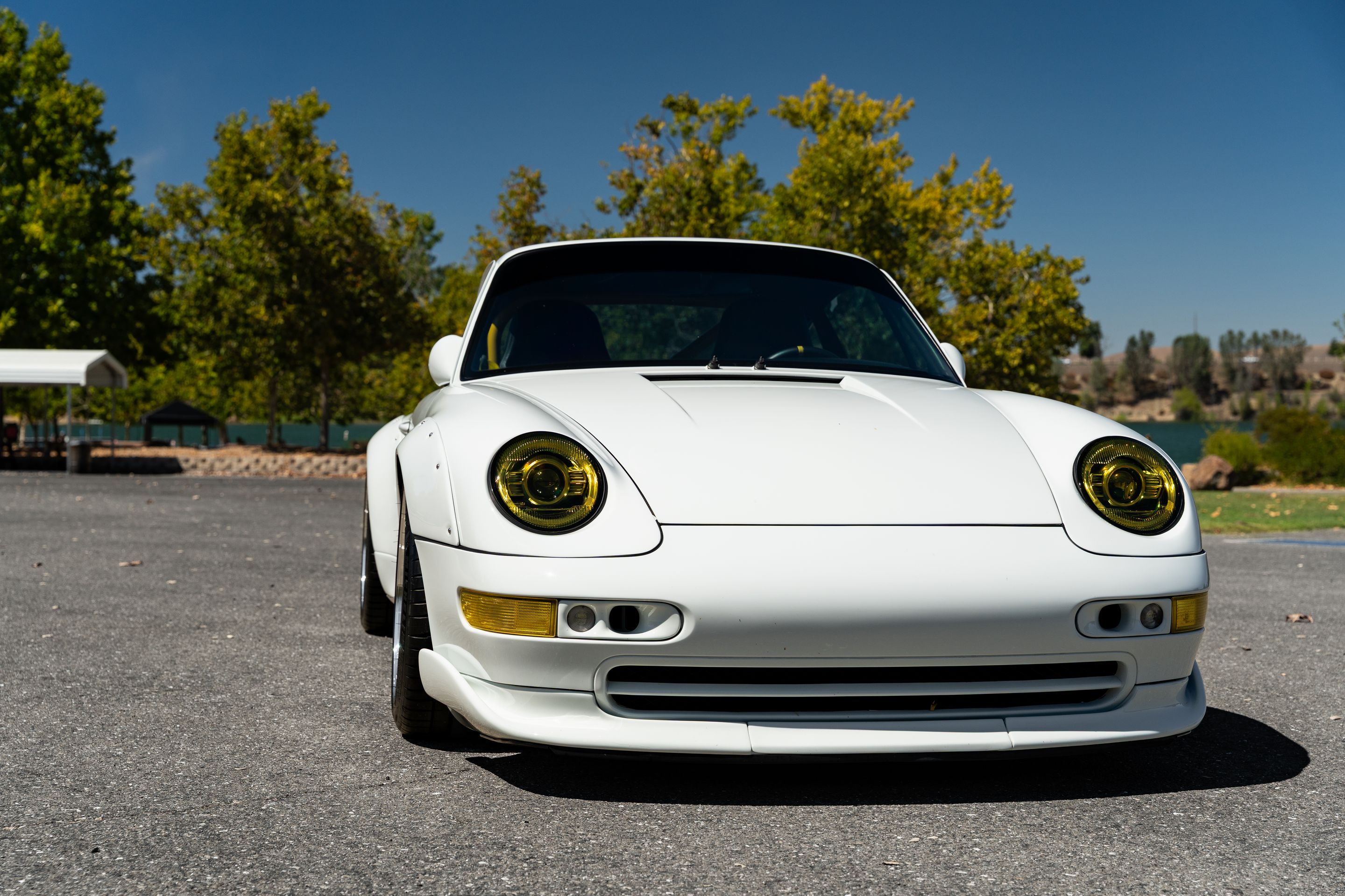 White Porsche 911 993 Carrera with 18" ML-10RT Apex wheels in Machined Lip Gloss Motorsport Gold