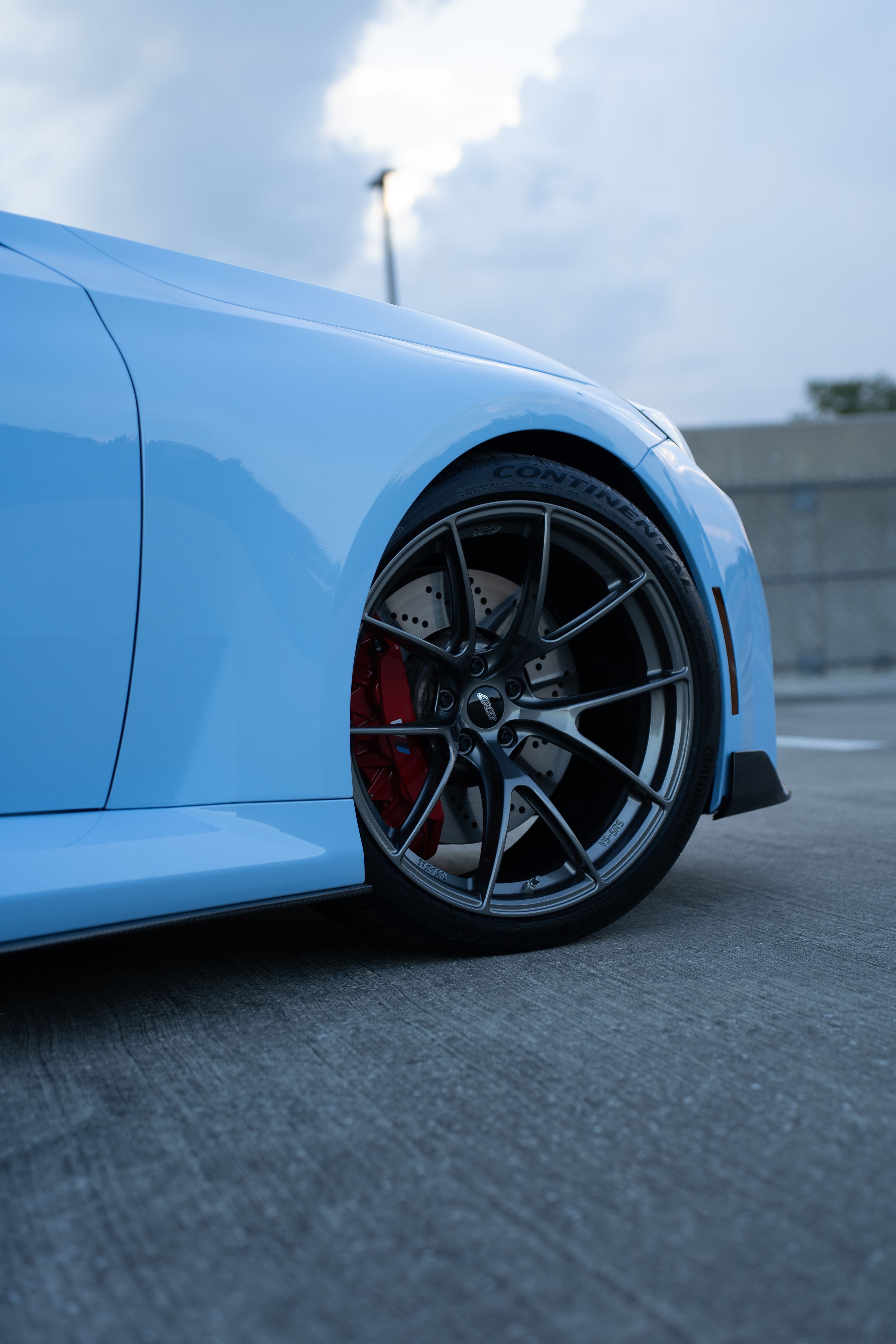 Blue BMW G87 M2 with 20" VS-5RS Apex wheels in Anthracite