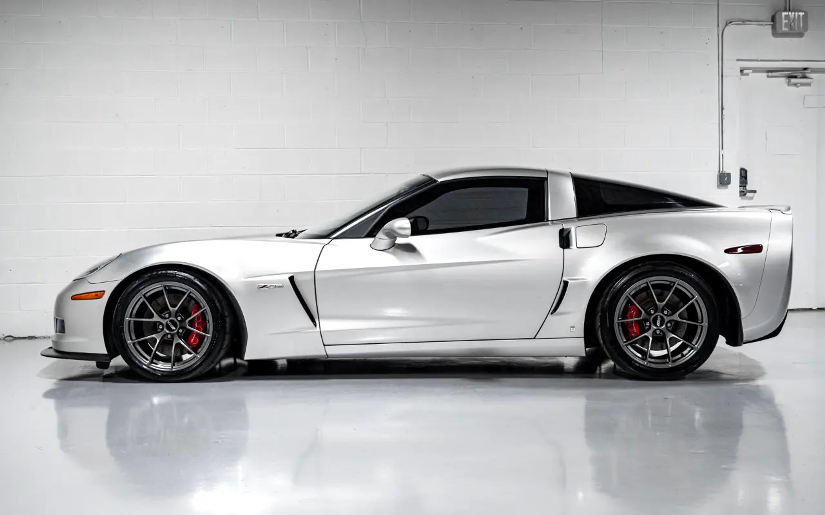 Silver Chevrolet C6 Corvette Z06 with 18"/19" VS-5RS Apex wheels in Anthracite