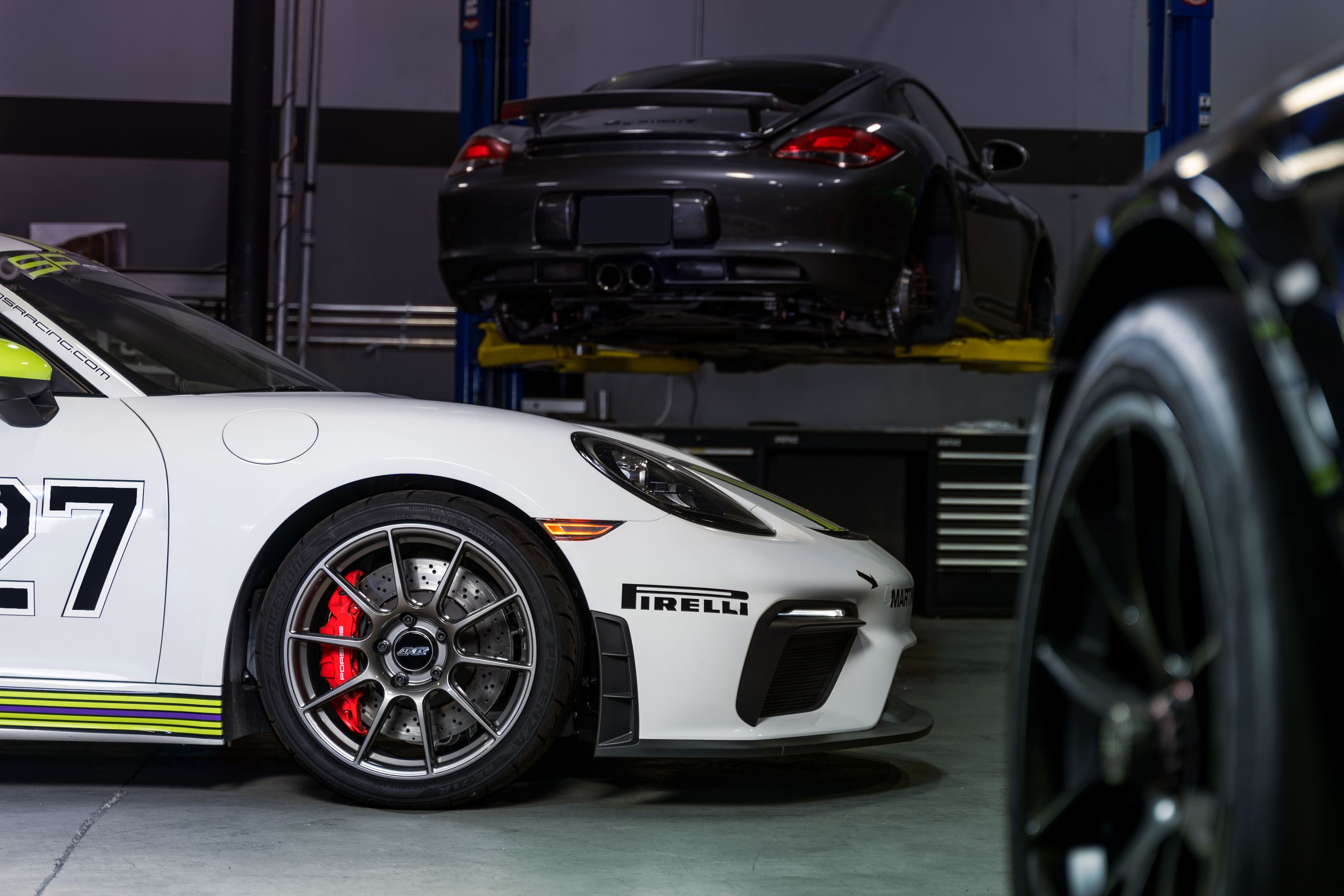 White Porsche 718 Cayman GT4 with 19" SM-10 Apex wheels in Anthracite