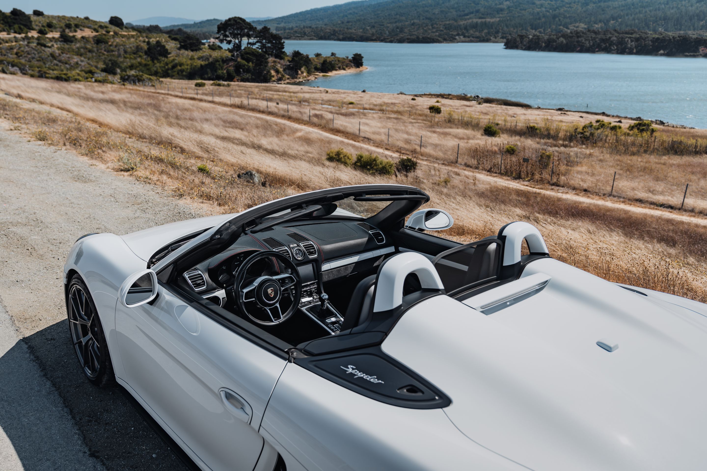 White Porsche 981 Spyder with 19" VS-5RS Apex wheels in Anthracite