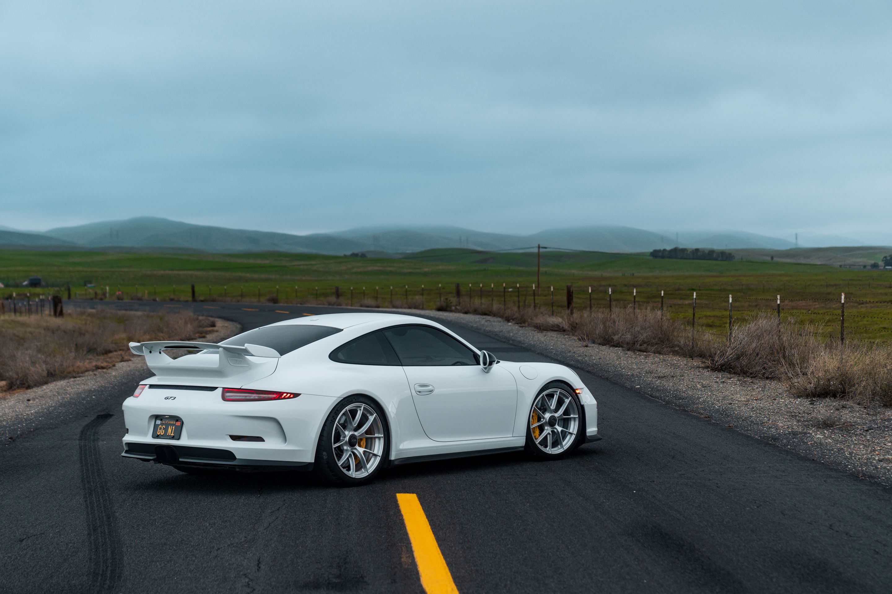 White Porsche 911 991.1 GT3 with 20" VS-5RS Apex wheels in Brushed Clear