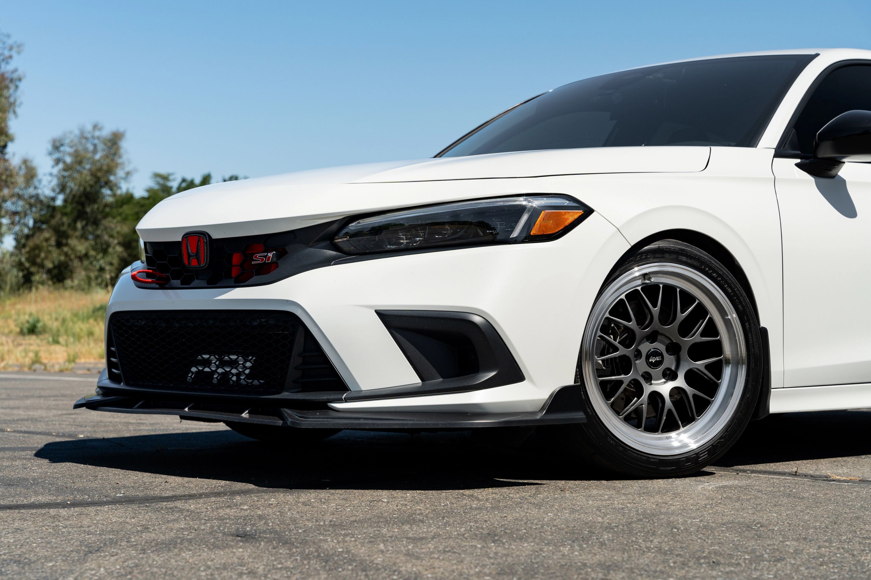 White Honda 11th Gen Civic with 18" ML-10RT Apex wheels in Machined Lip Anthracite