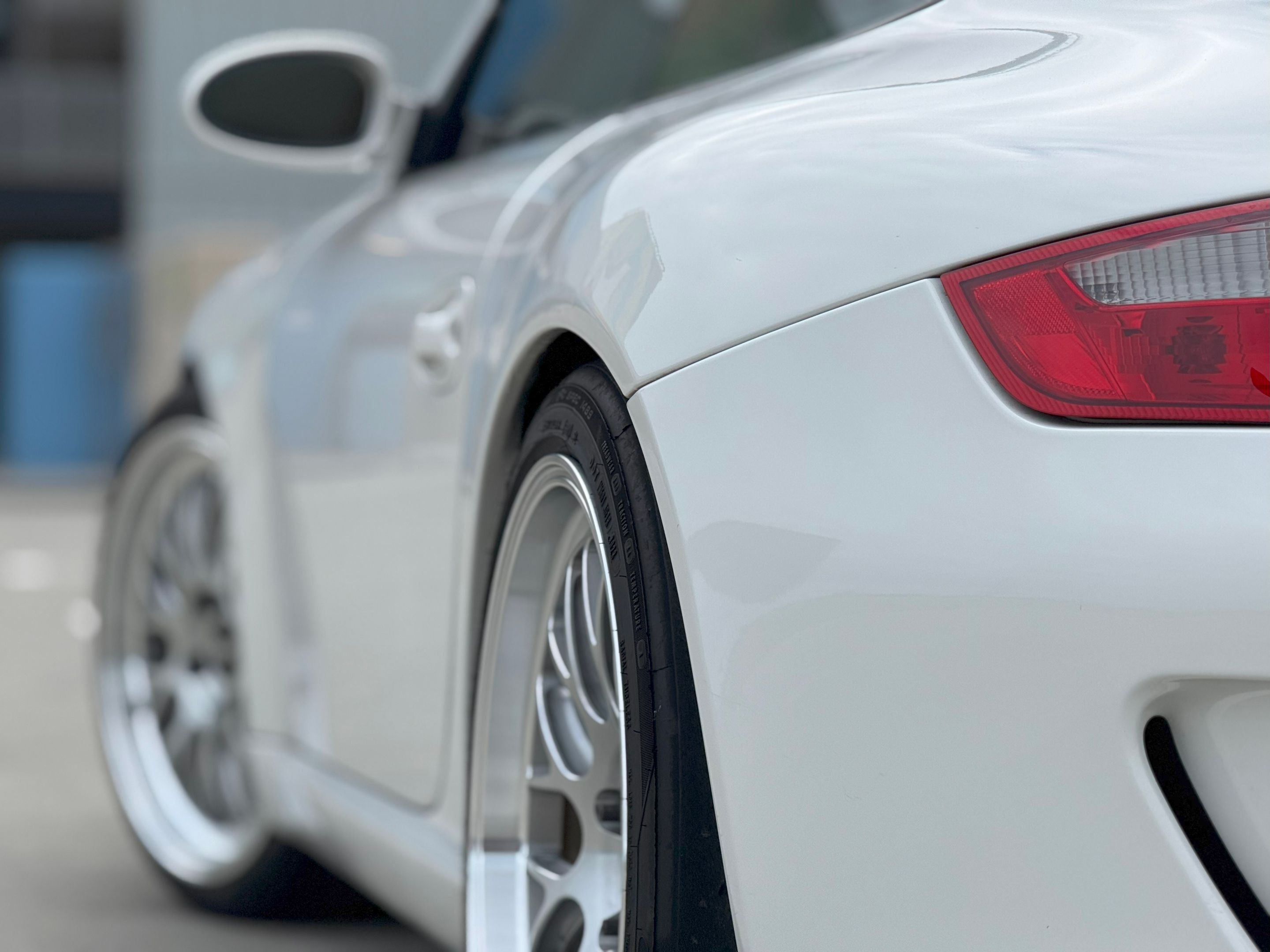 White Porsche 911 997 GT3 with 19" ML-10RT Apex wheels in Machined Lip Brushed Clear