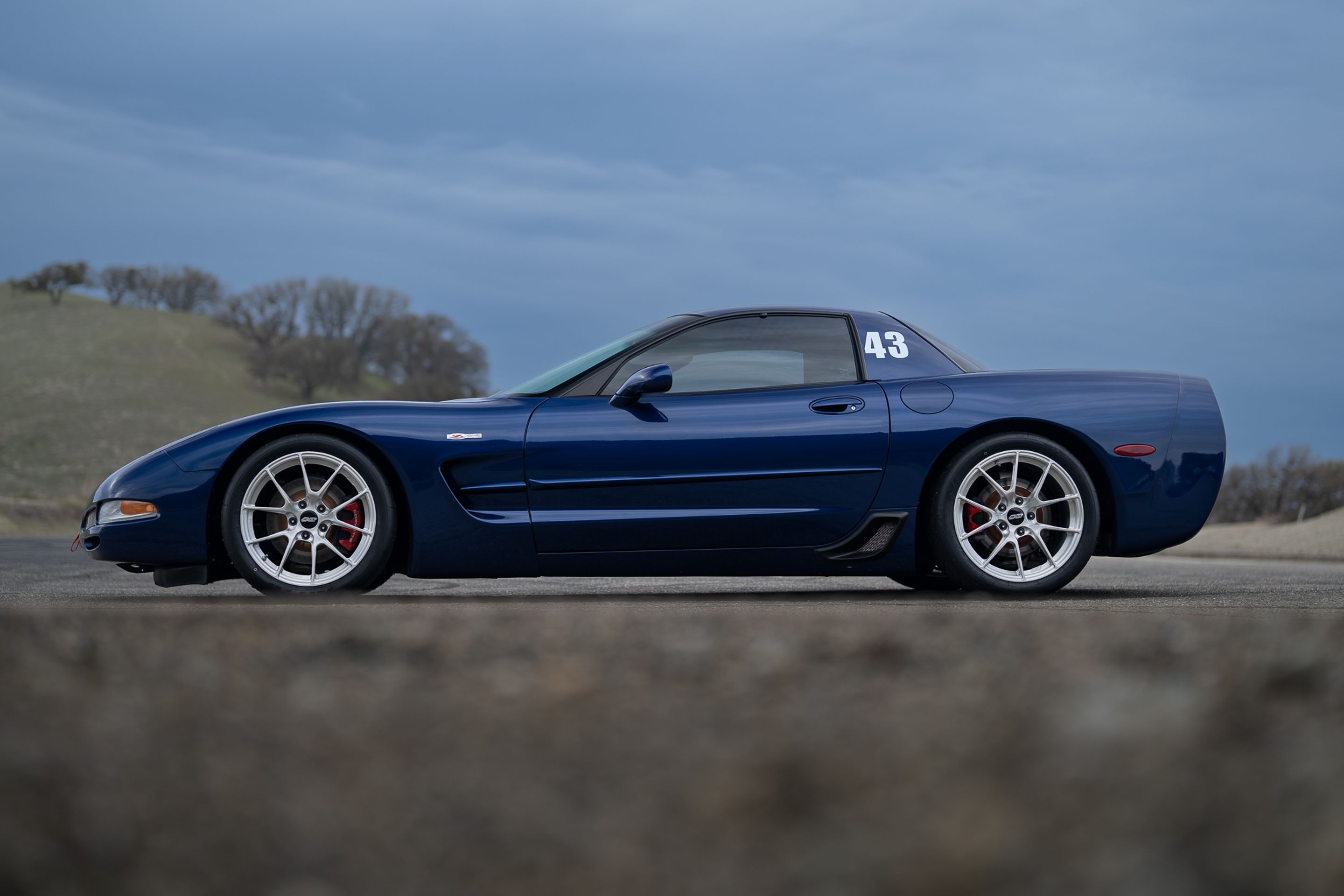 Blue Chevrolet C5 Corvette Z06 with 18" VS-5RS Apex wheels in Brushed Clear